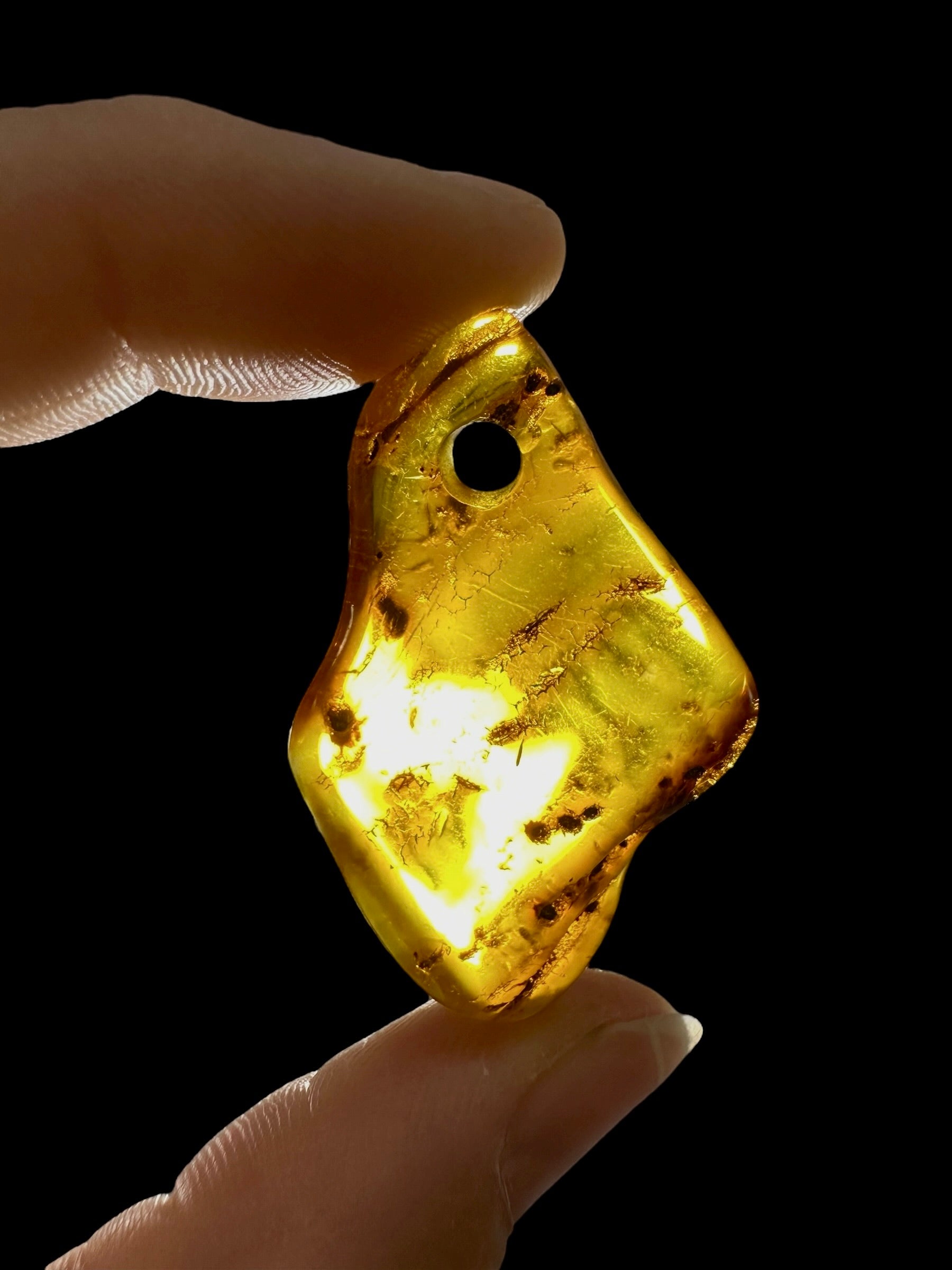 Amber with a drilled hole for hanging 3,6g – Lithuania - JND78
