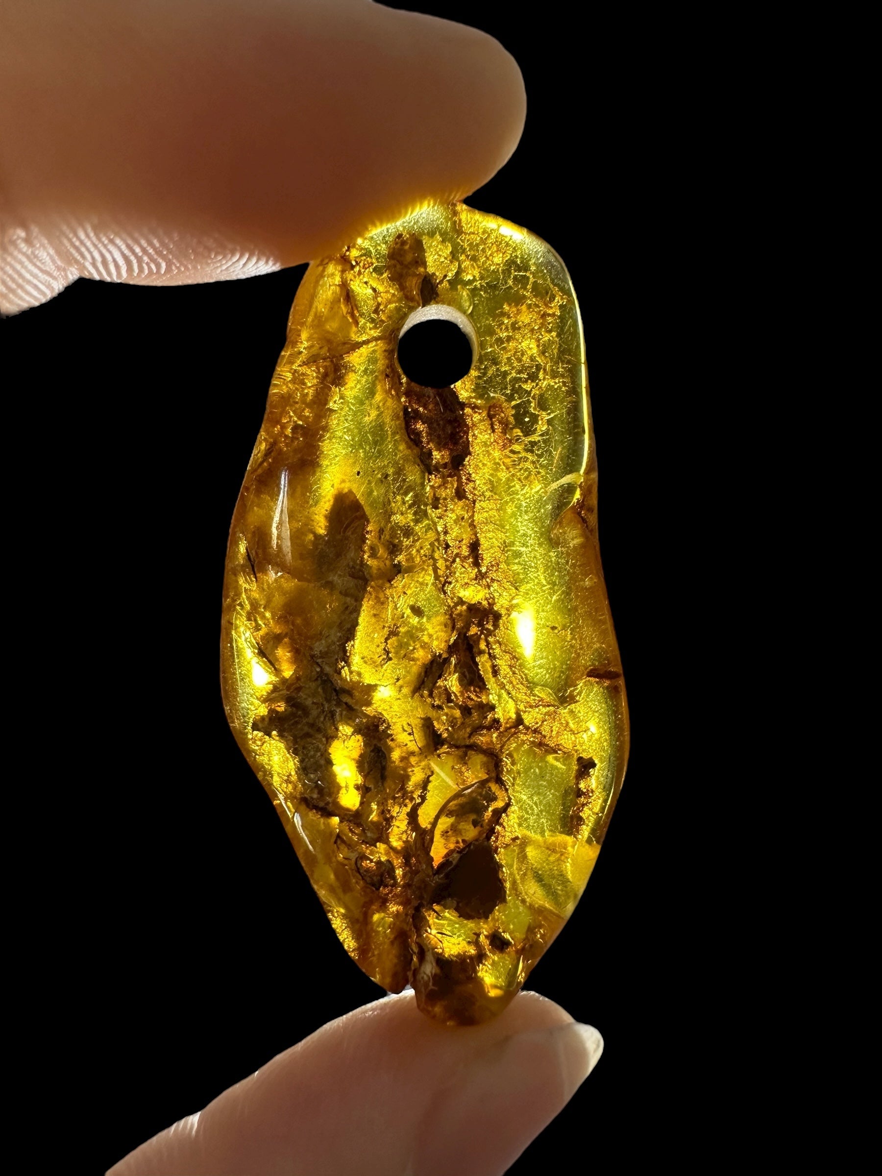 Amber with a drilled hole for hanging 4,4g – Lithuania - JND83