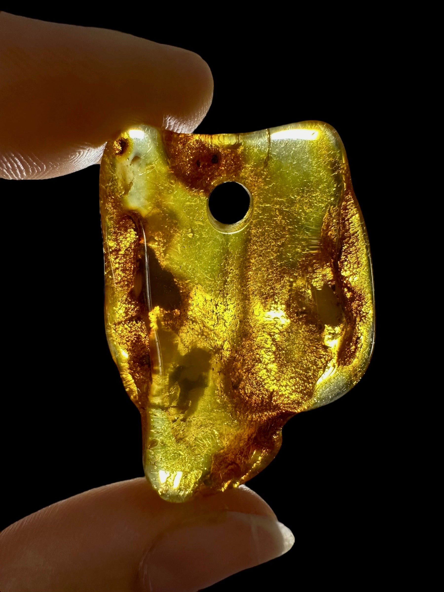 Amber with a drilled hole for hanging 4,4g – Lithuania - JND93