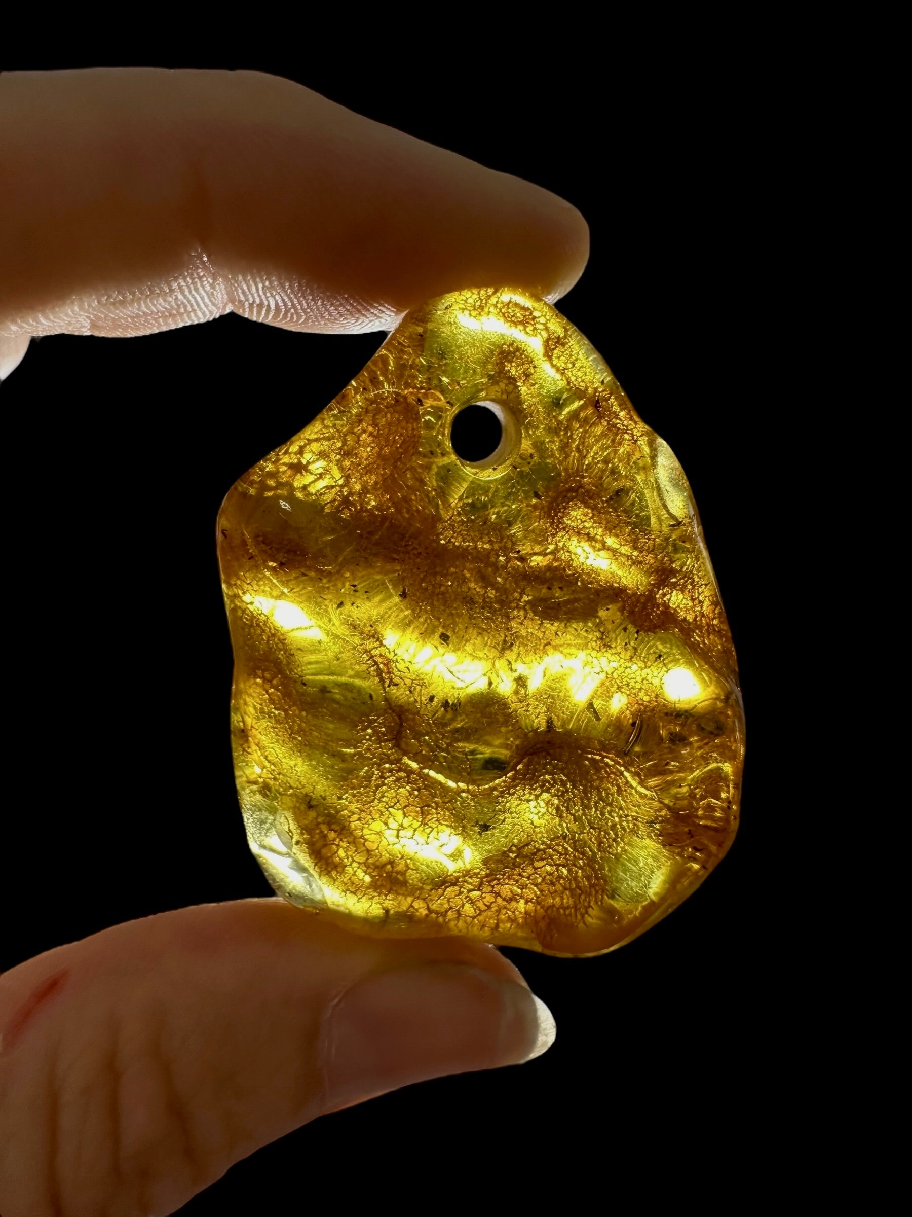 Amber with a drilled hole for hanging 11,3g – Lithuania - JND107
