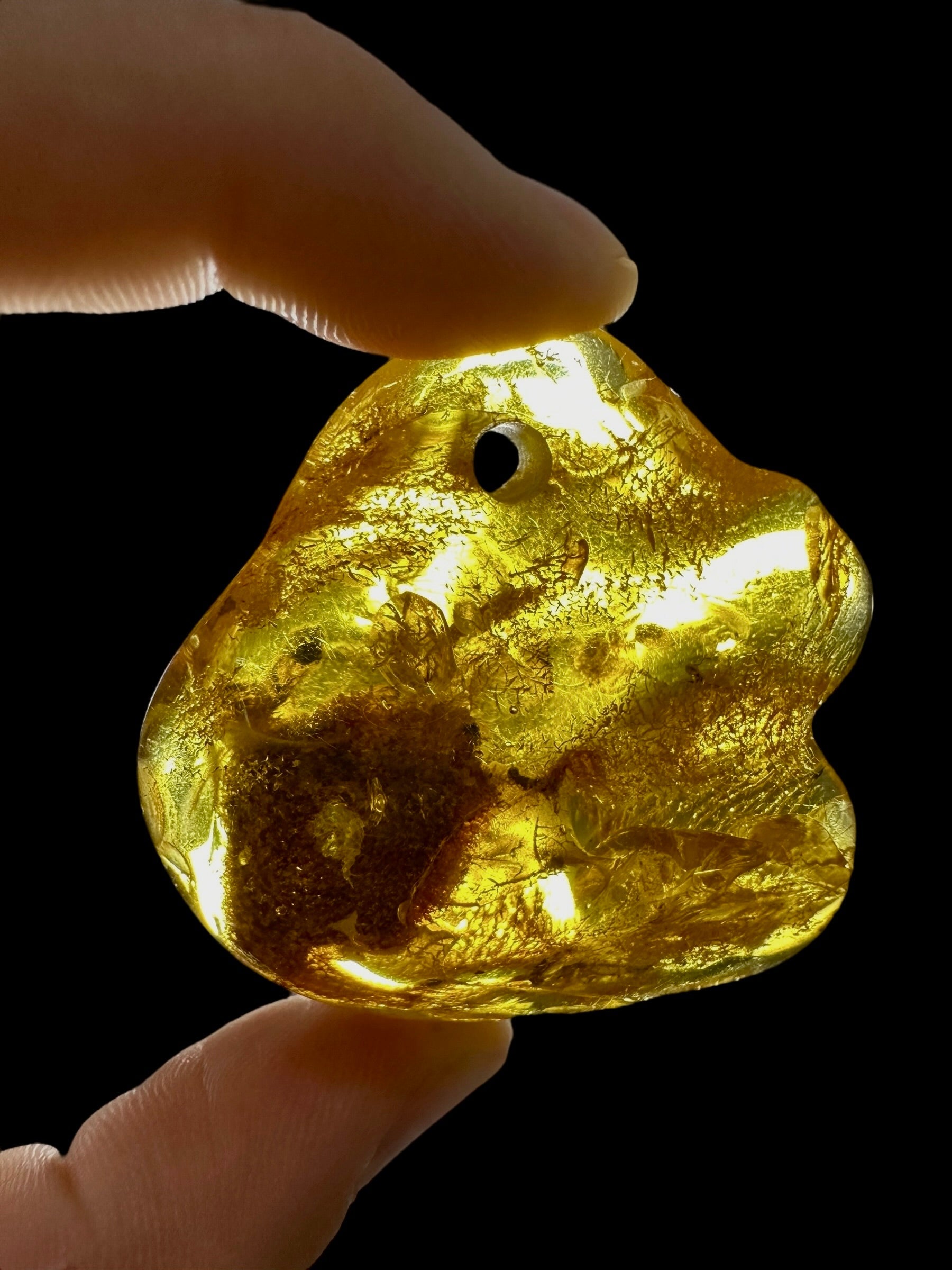 Amber with a drilled hole for hanging 12,9g – Lithuania - JND111