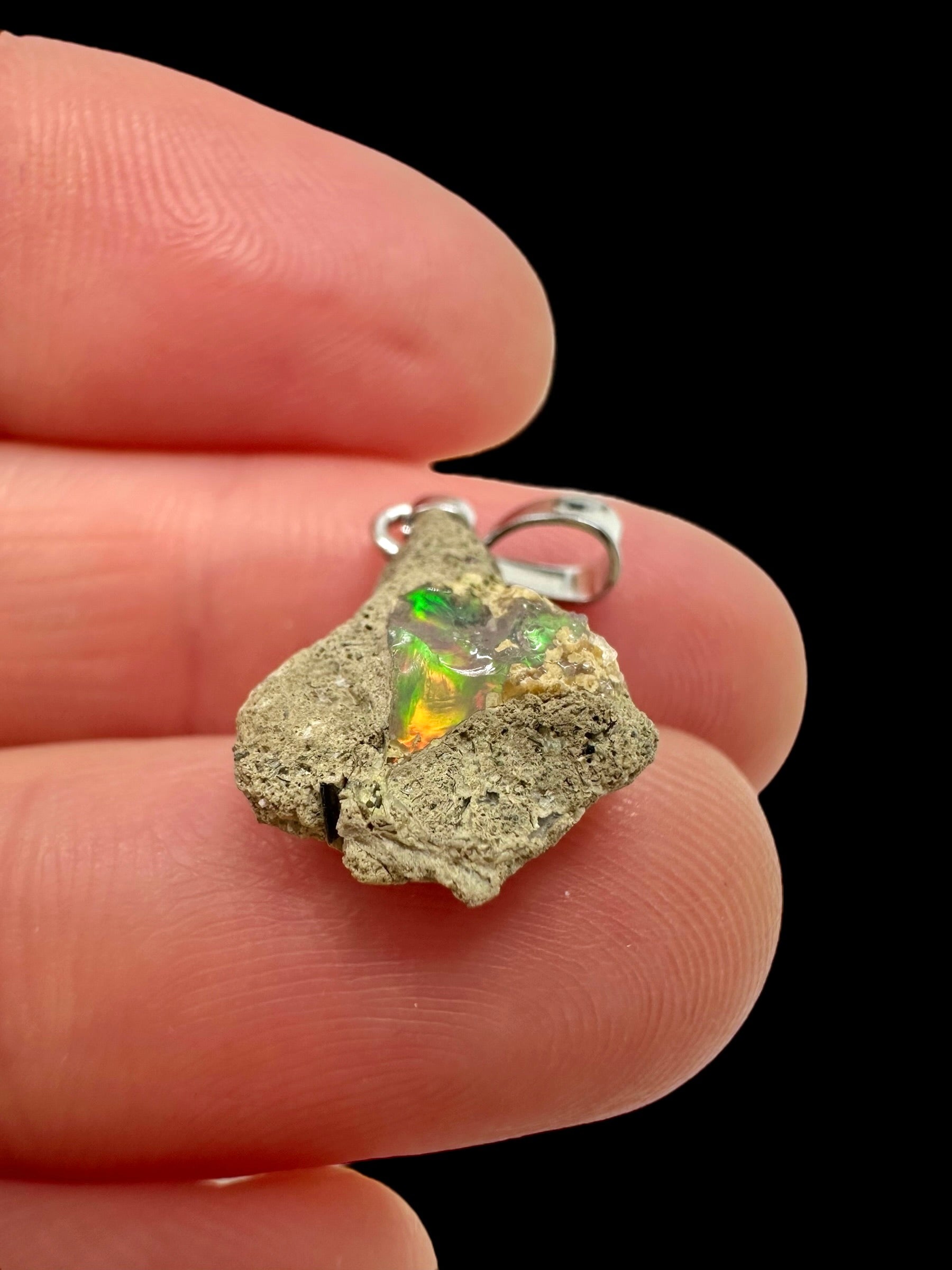 Precious opal pendant - P/OP049