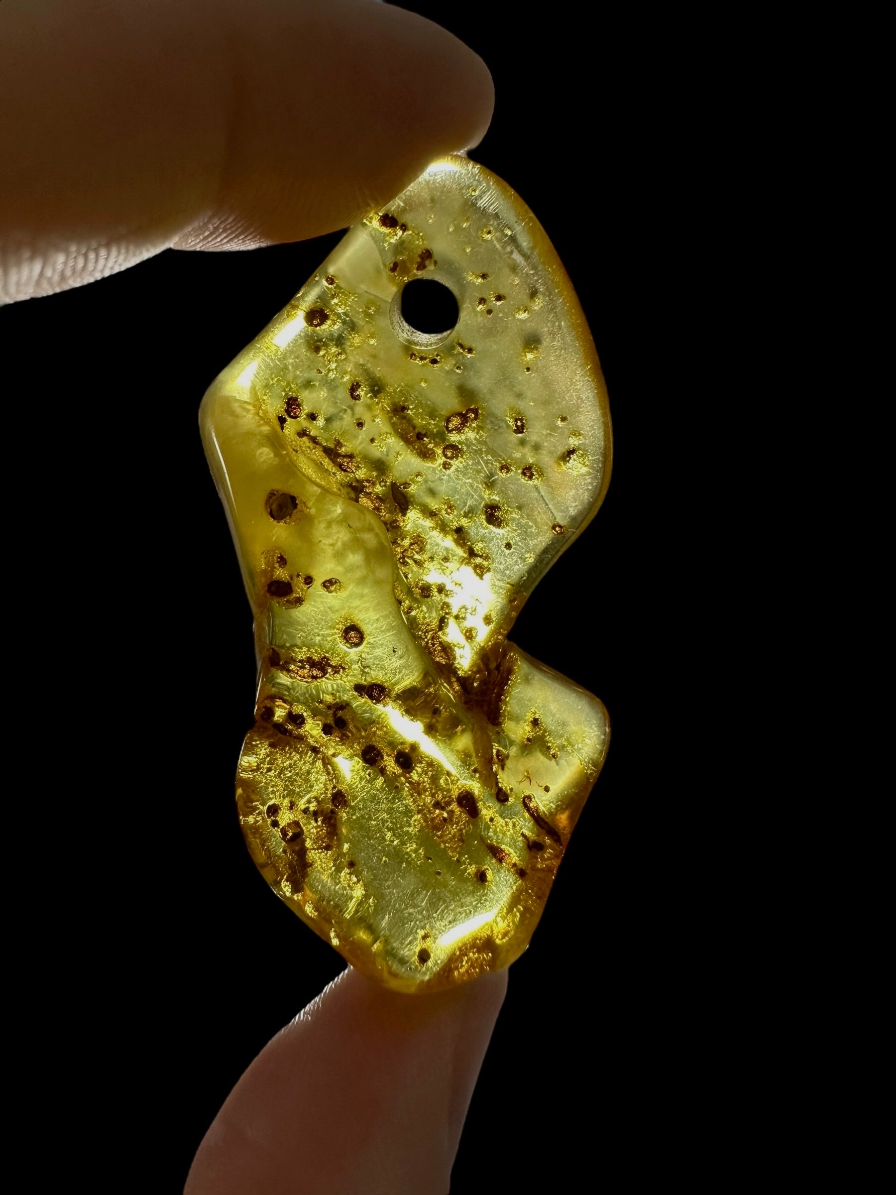 Amber with a drilled hole for hanging 6,3g – Lithuania - JND121