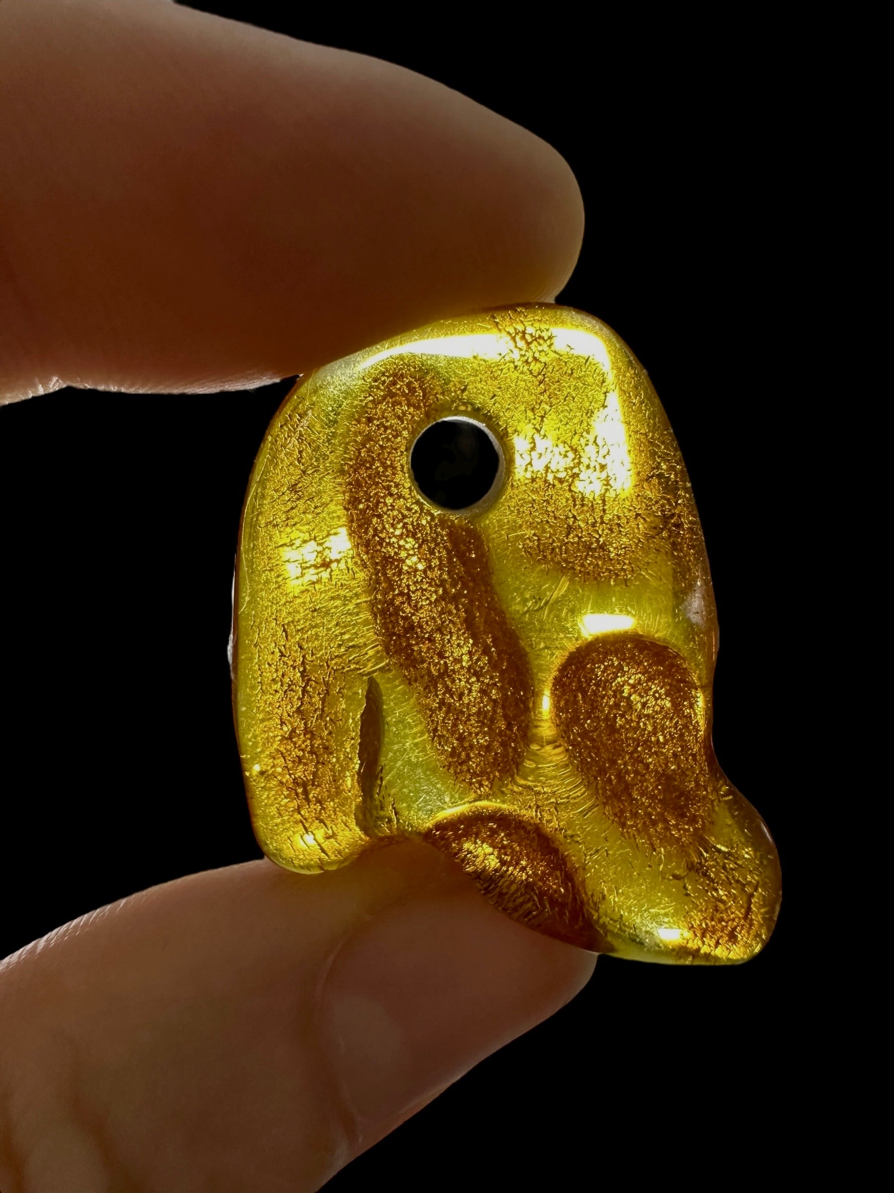 Amber with a drilled hole for hanging 2,6g – Lithuania - JND125
