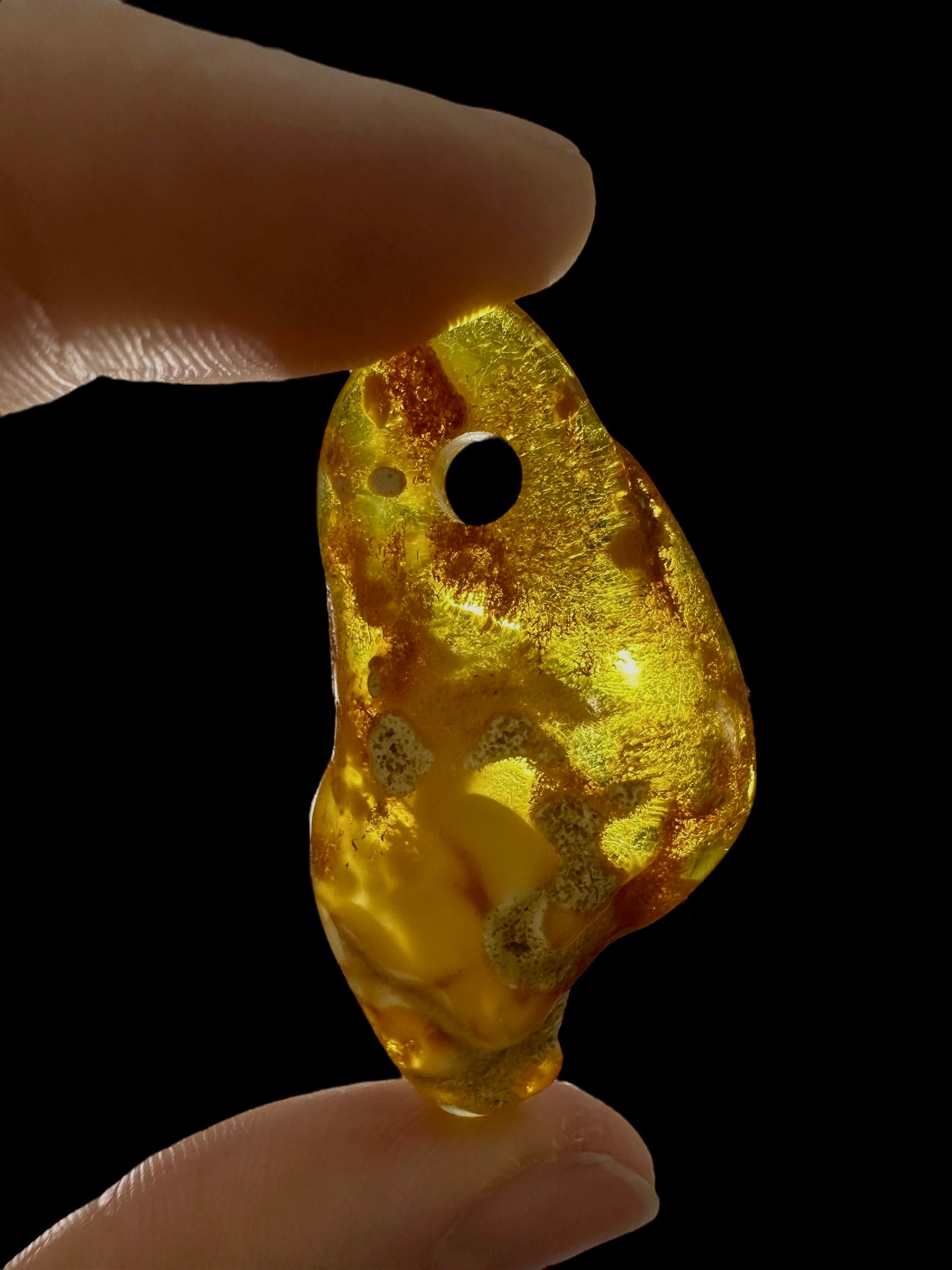 Amber with a drilled hole for hanging 3,6g – Lithuania - JND127