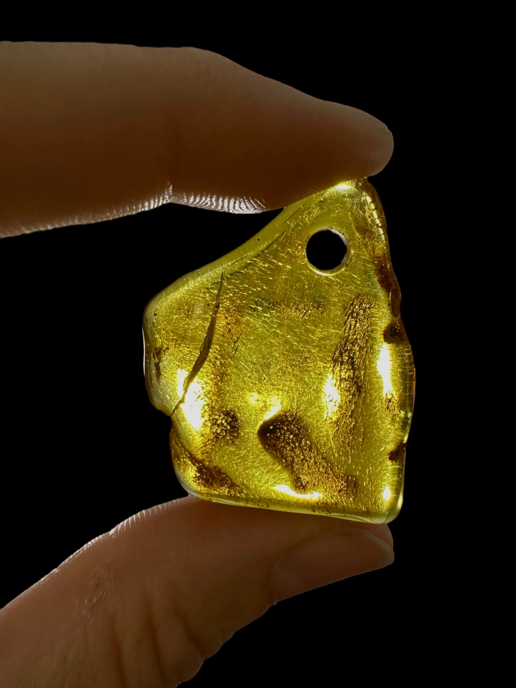 Amber with a drilled hole for hanging 4,2g – Lithuania - JND129