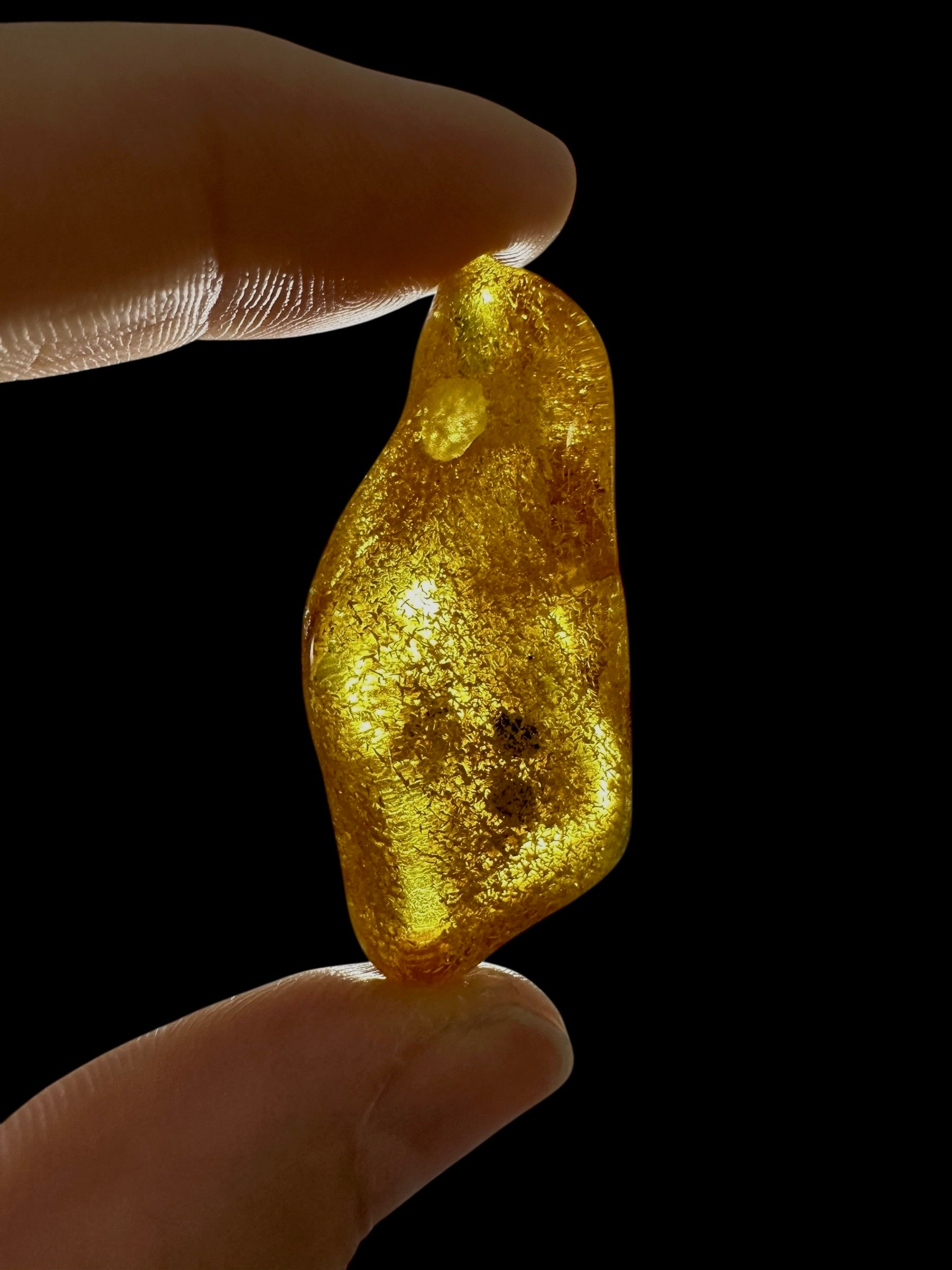 Amber with a drilled hole for hanging 3,7g – Lithuania - JND133