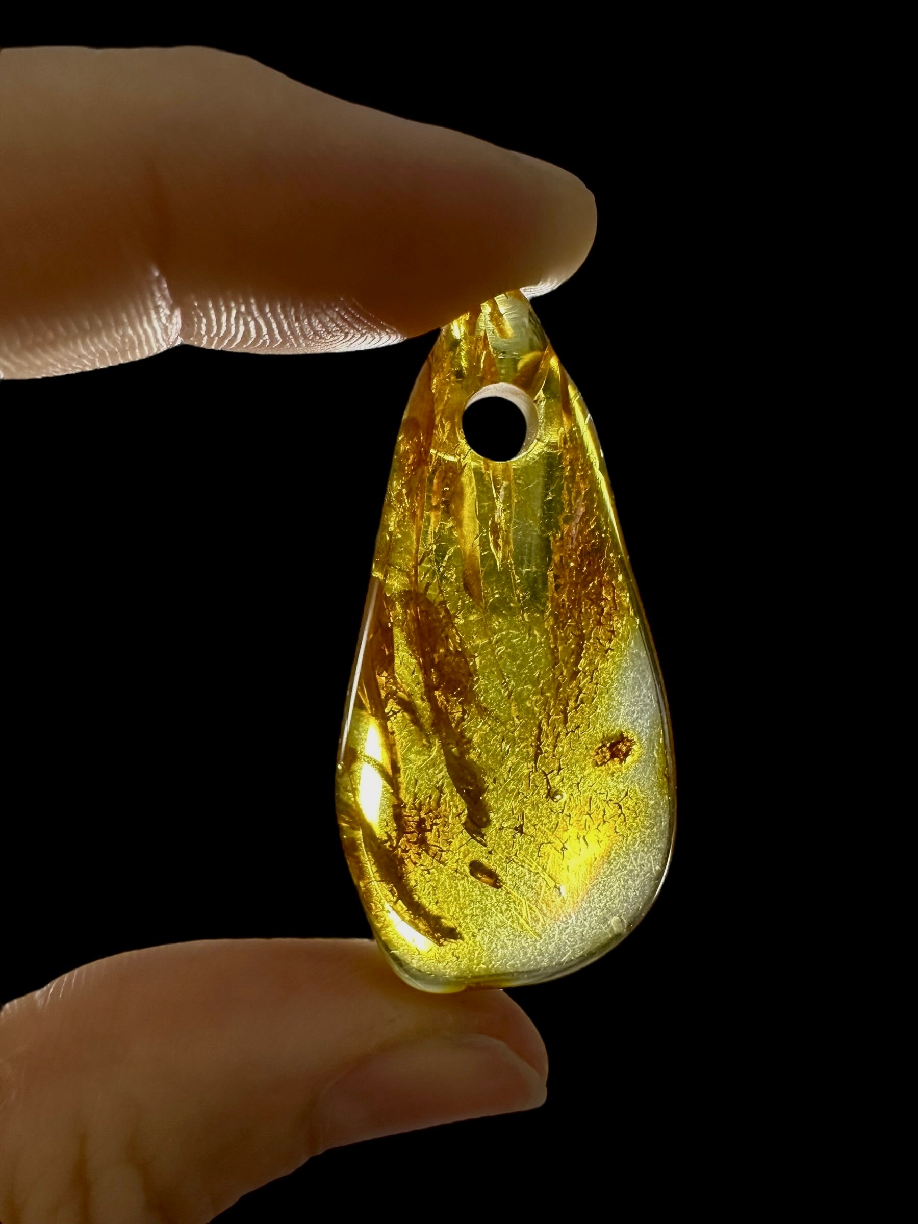 Amber with a drilled hole for hanging 3,6g – Lithuania - JND135