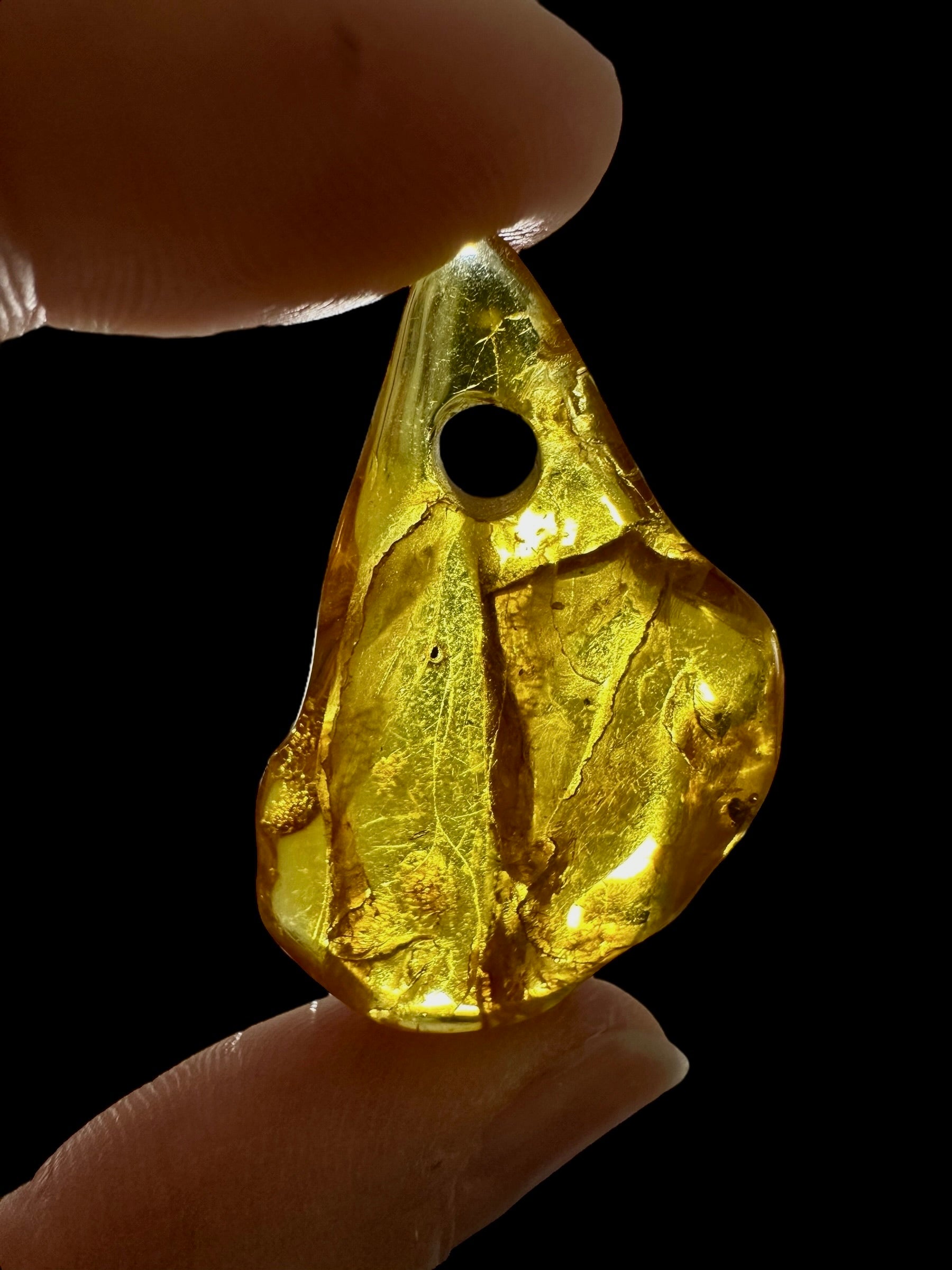 Amber with a drilled hole for hanging 2,7g – Lithuania - JND154