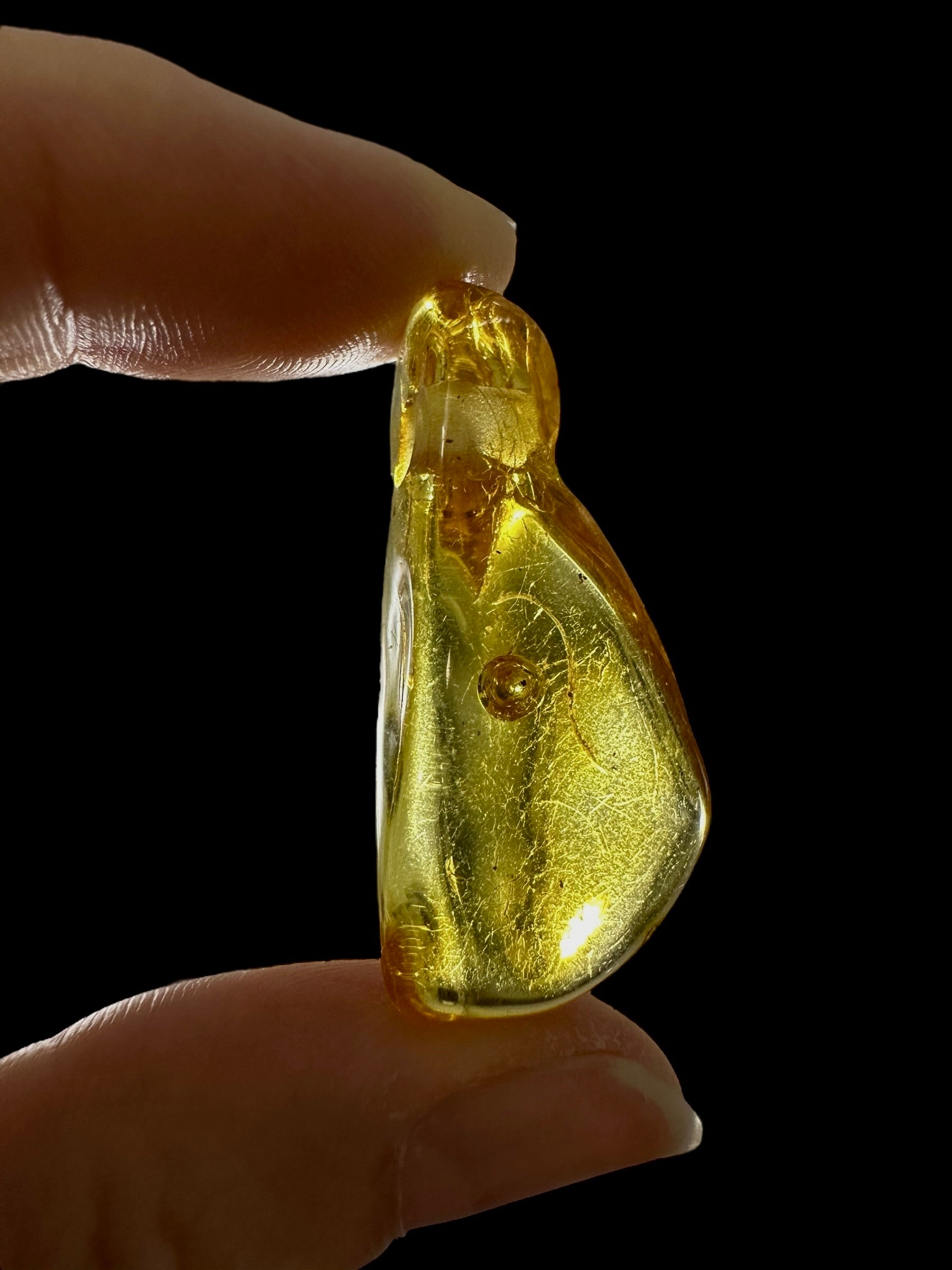 Amber with a drilled hole for hanging 2,3g – Lithuania - JND160