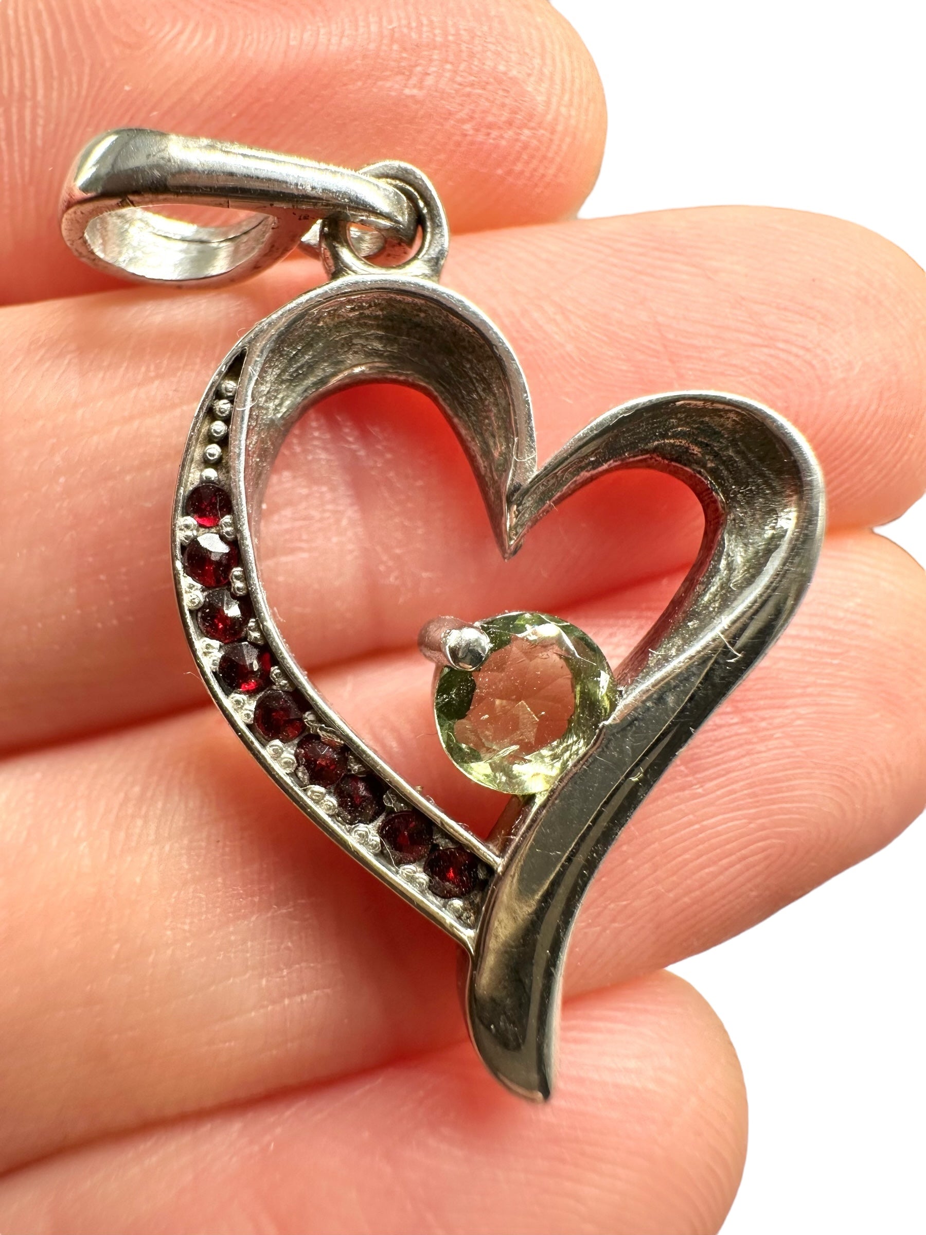 Silver heart-shaped pendant with faceted moldavite and Czech garnets - SP/V683