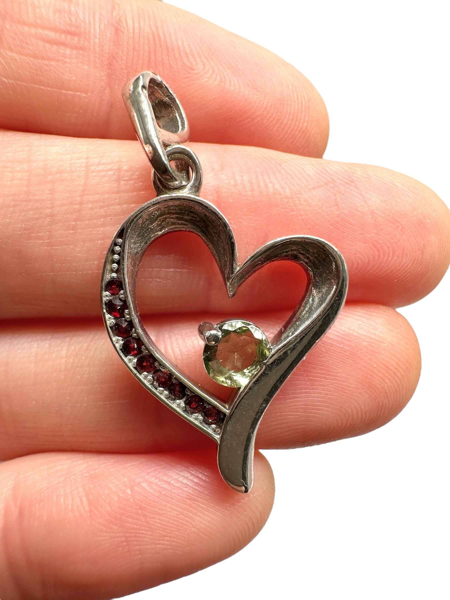 Silver heart-shaped pendant with faceted moldavite and Czech garnets - SP/V683