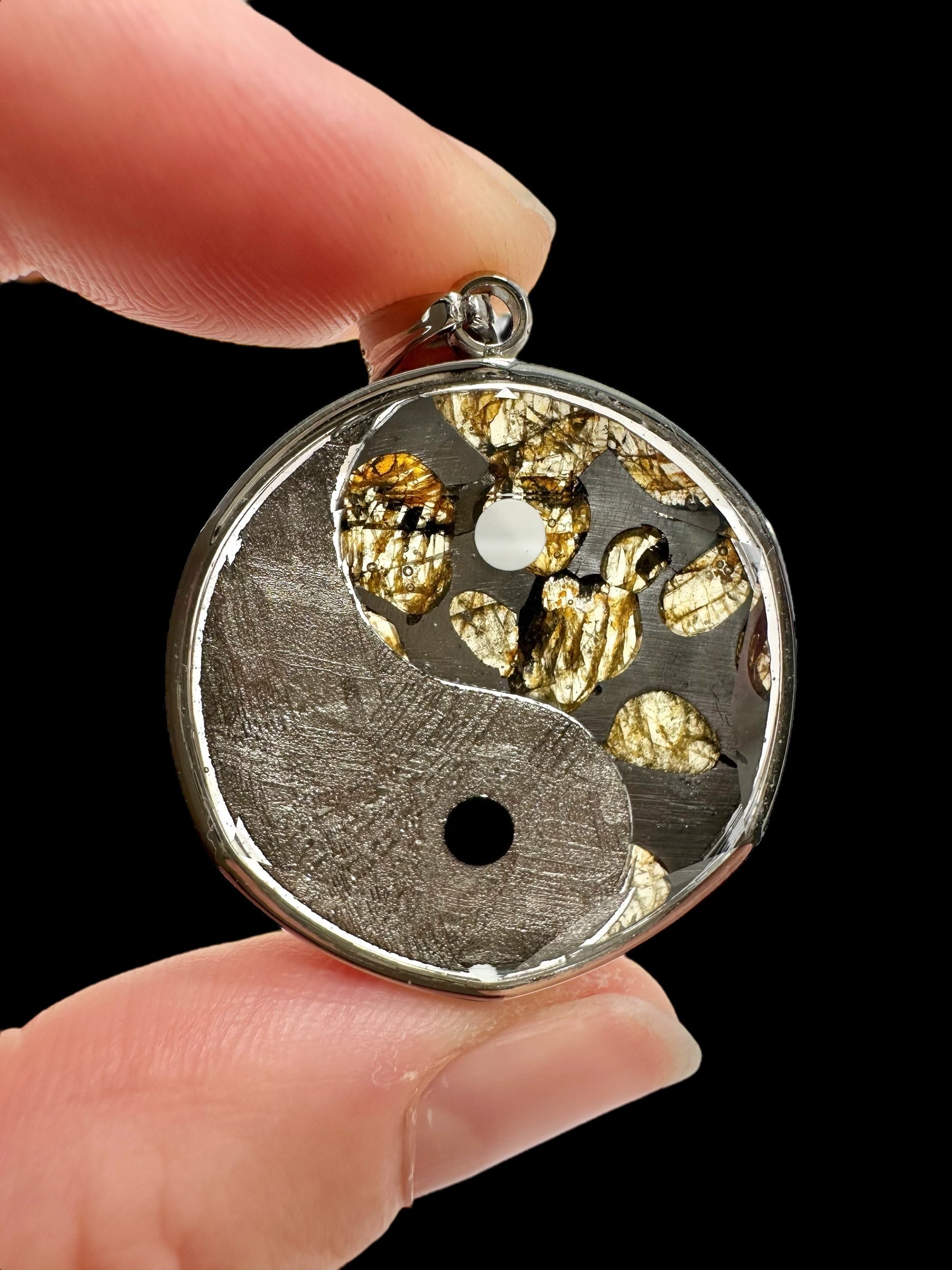 Yin and Yang pendant made from the Aletai and Sericho meteorites - P/M085