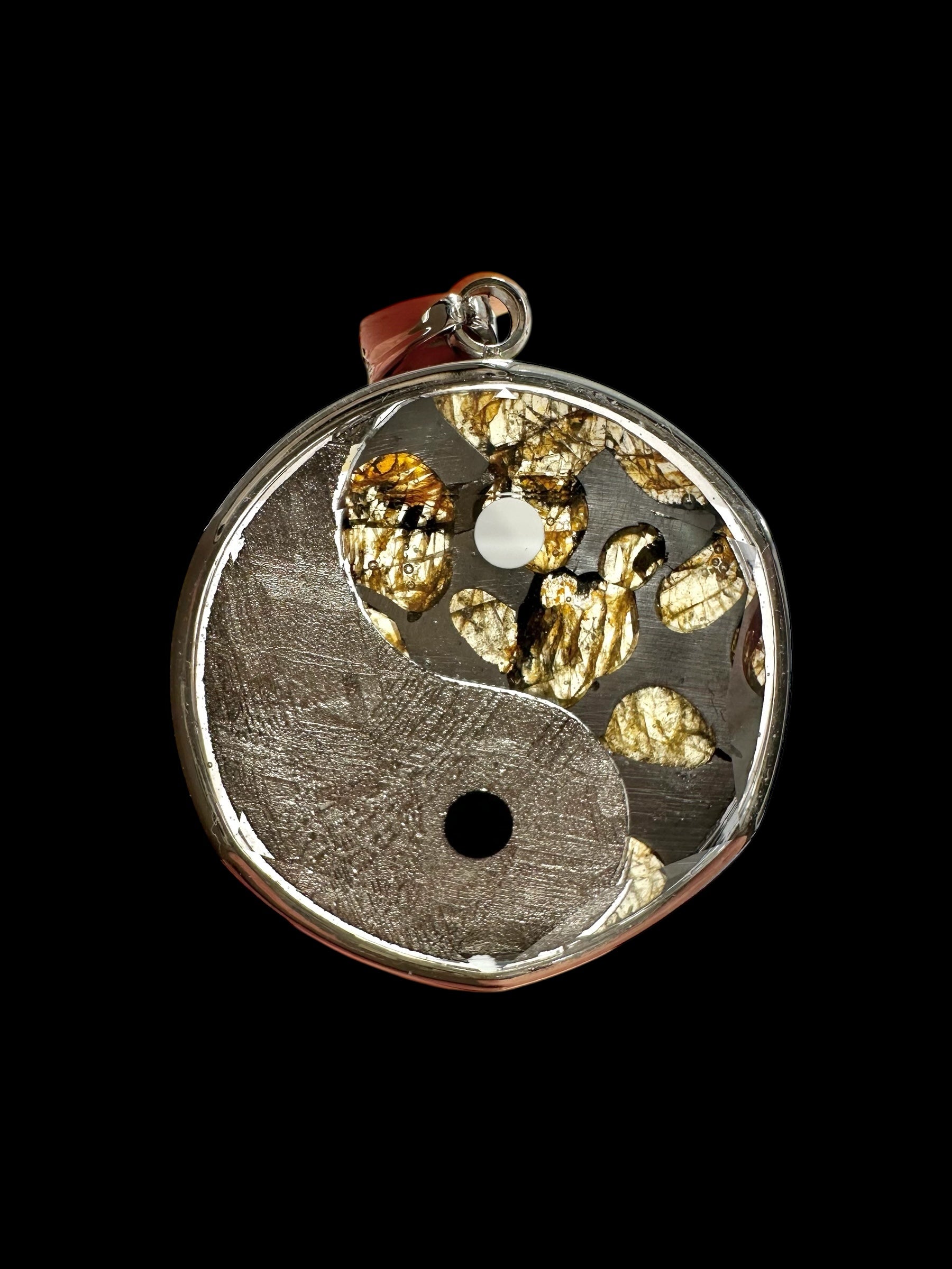 Yin and Yang pendant made from the Aletai and Sericho meteorites - P/M085