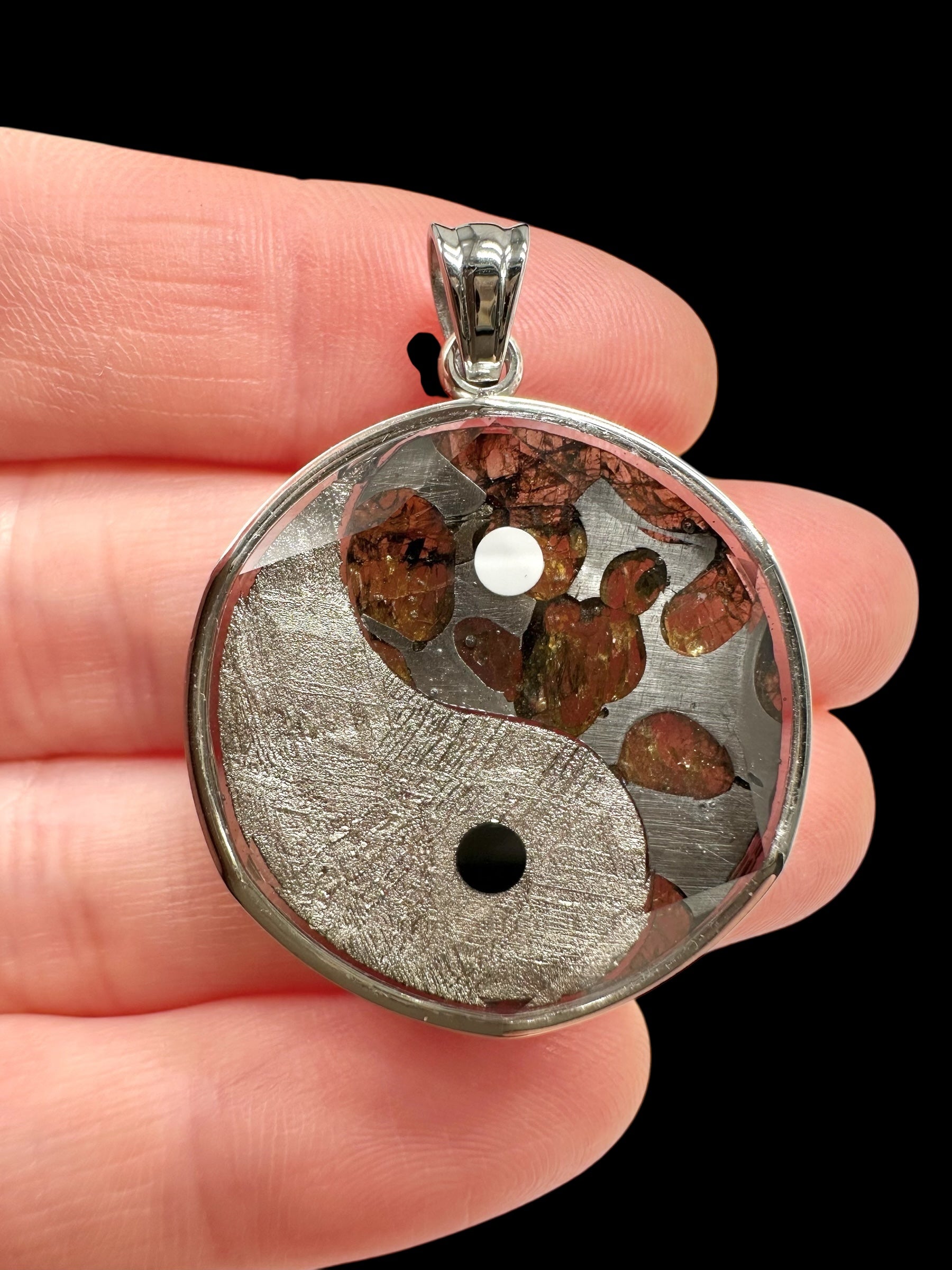 Yin and Yang pendant made from the Aletai and Sericho meteorites - P/M085