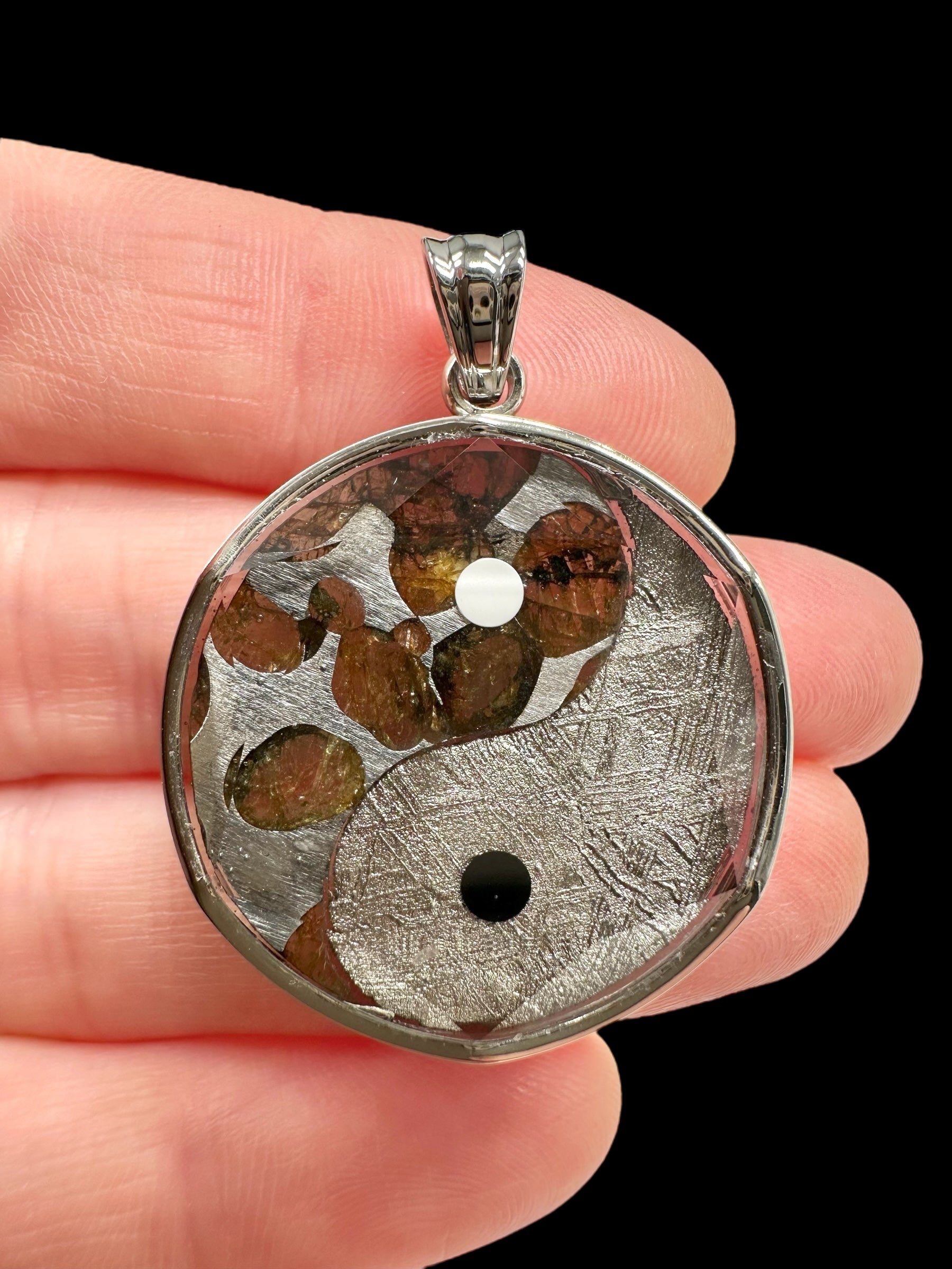 Yin and Yang pendant made from the Aletai and Sericho meteorites - P/M085