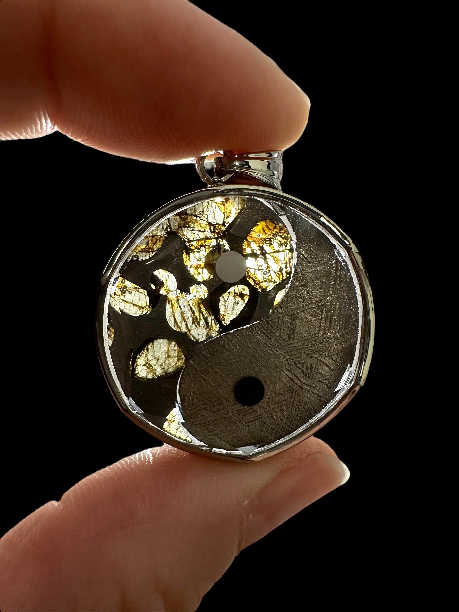 Yin and Yang pendant made from the Aletai and Sericho meteorites - P/M085