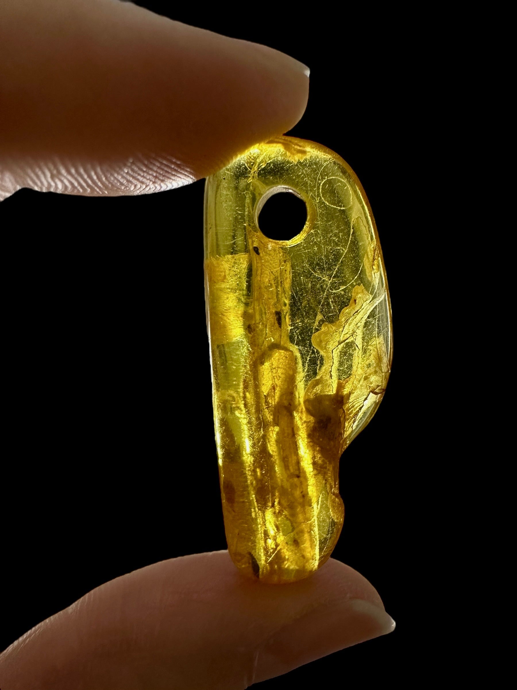 Amber with a drilled hole for hanging 2,4g – Lithuania - JND165