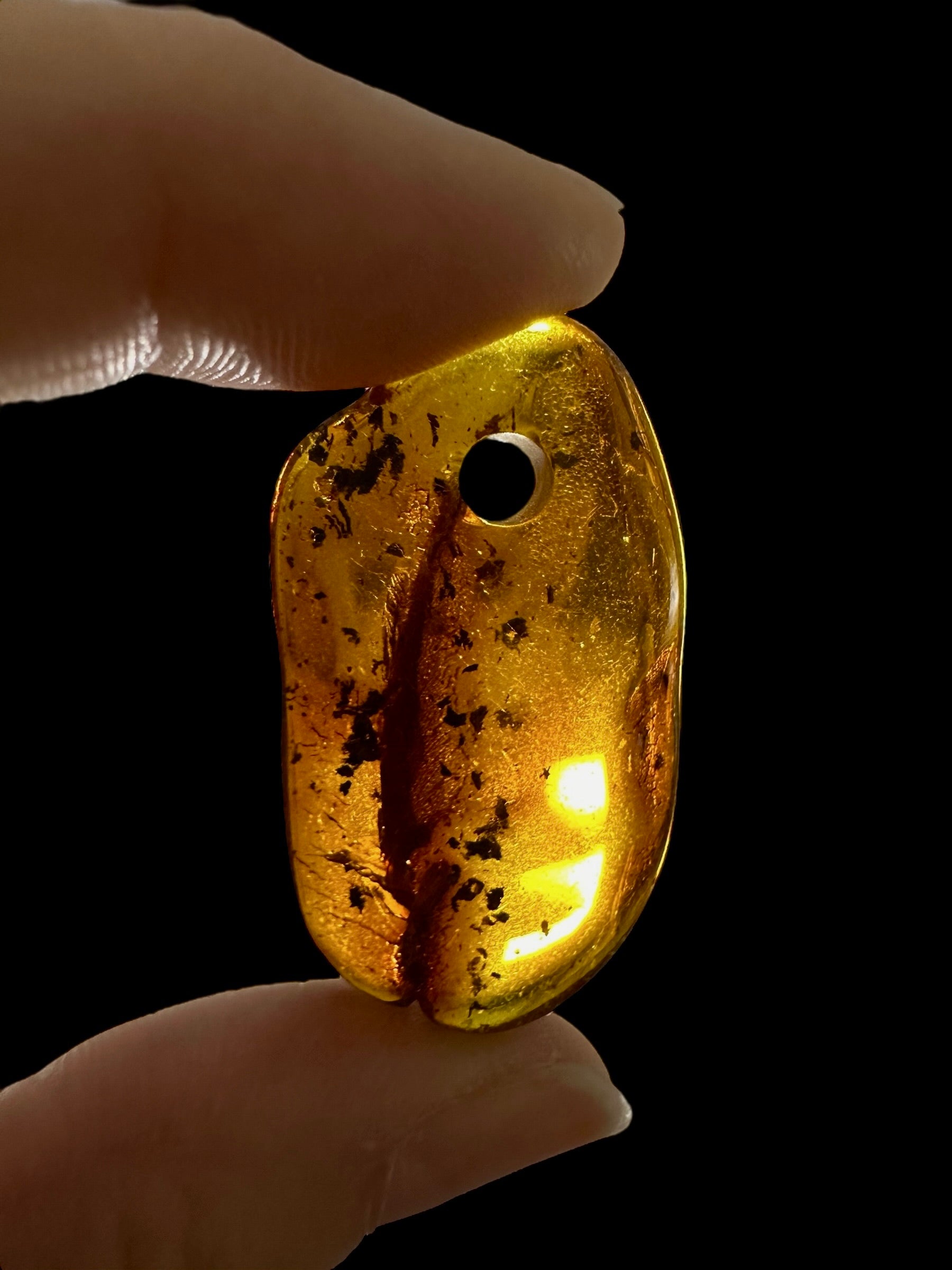Amber with a drilled hole for hanging 2,9g – Lithuania - JND166