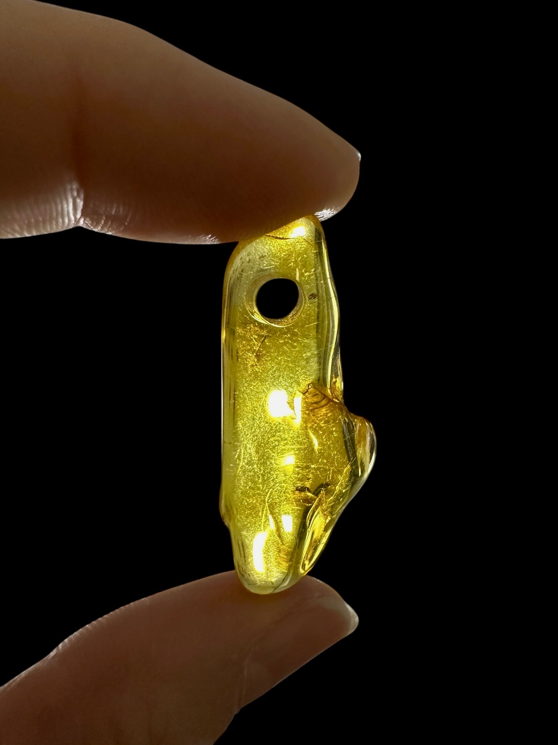 Amber with a drilled hole for hanging 1,9g – Lithuania - JND169