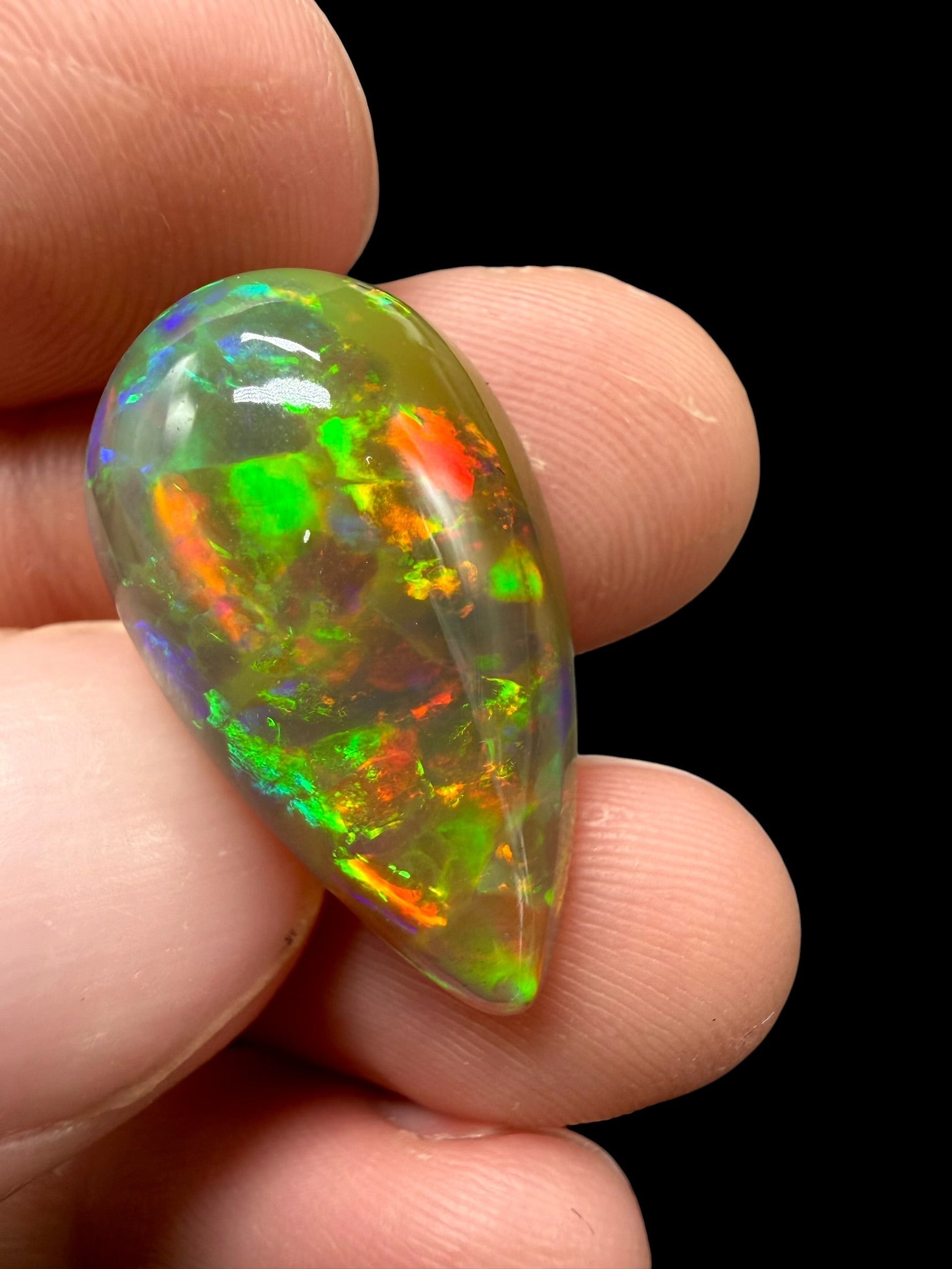 Precious opal cabochon 13,8ct – Welo, Ethiopia