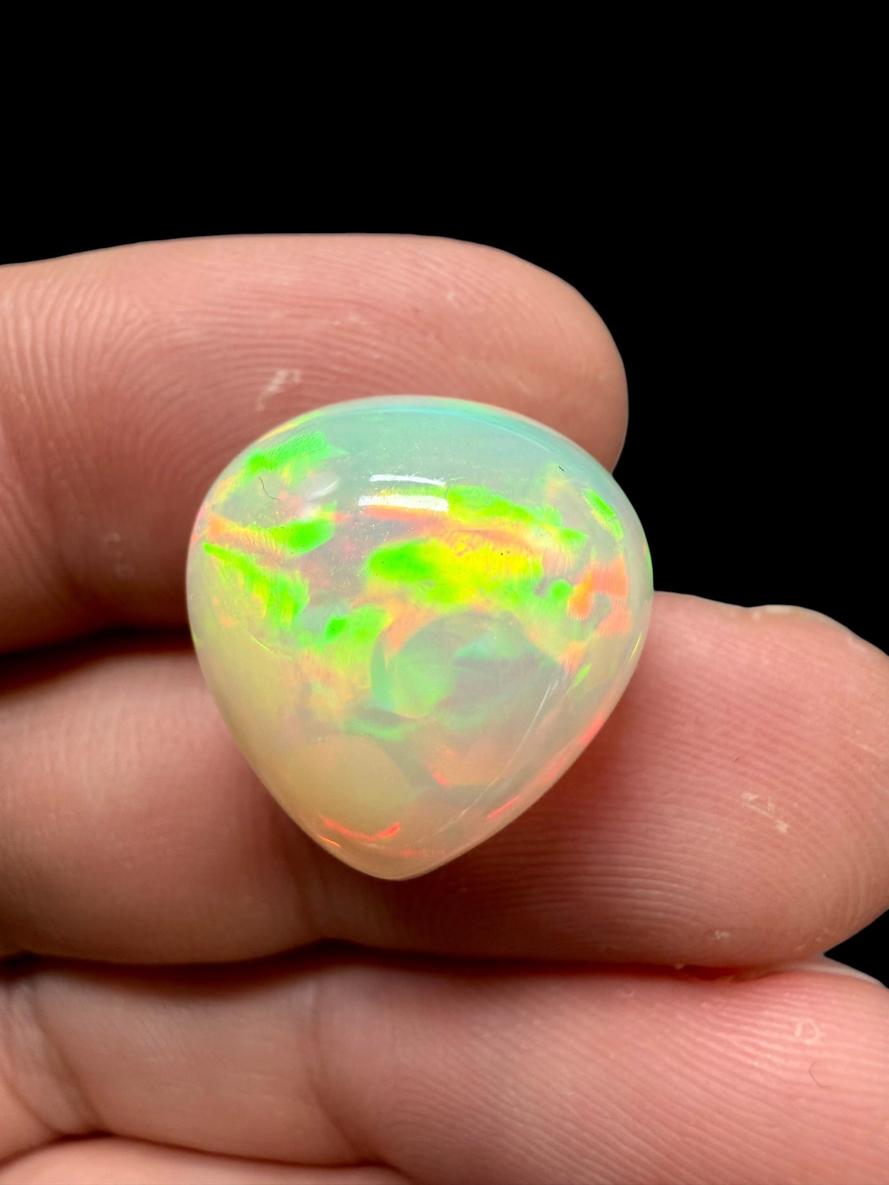 Precious opal cabochon 14ct – Welo, Ethiopia