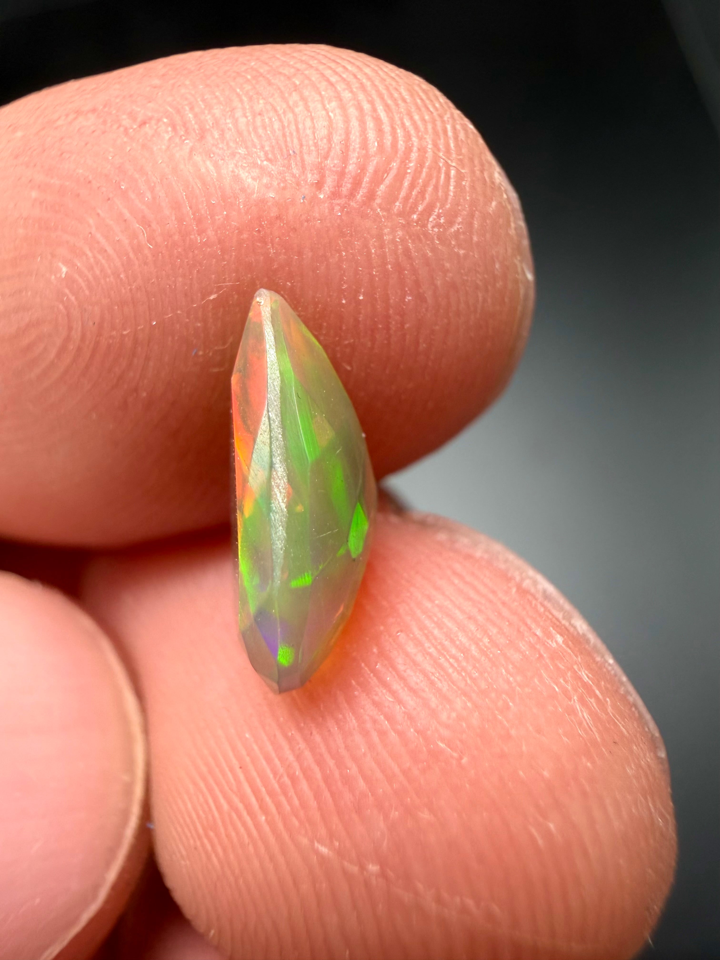 Faceted precious opal 0,8ct – Welo, Ethiopia - BOP02
