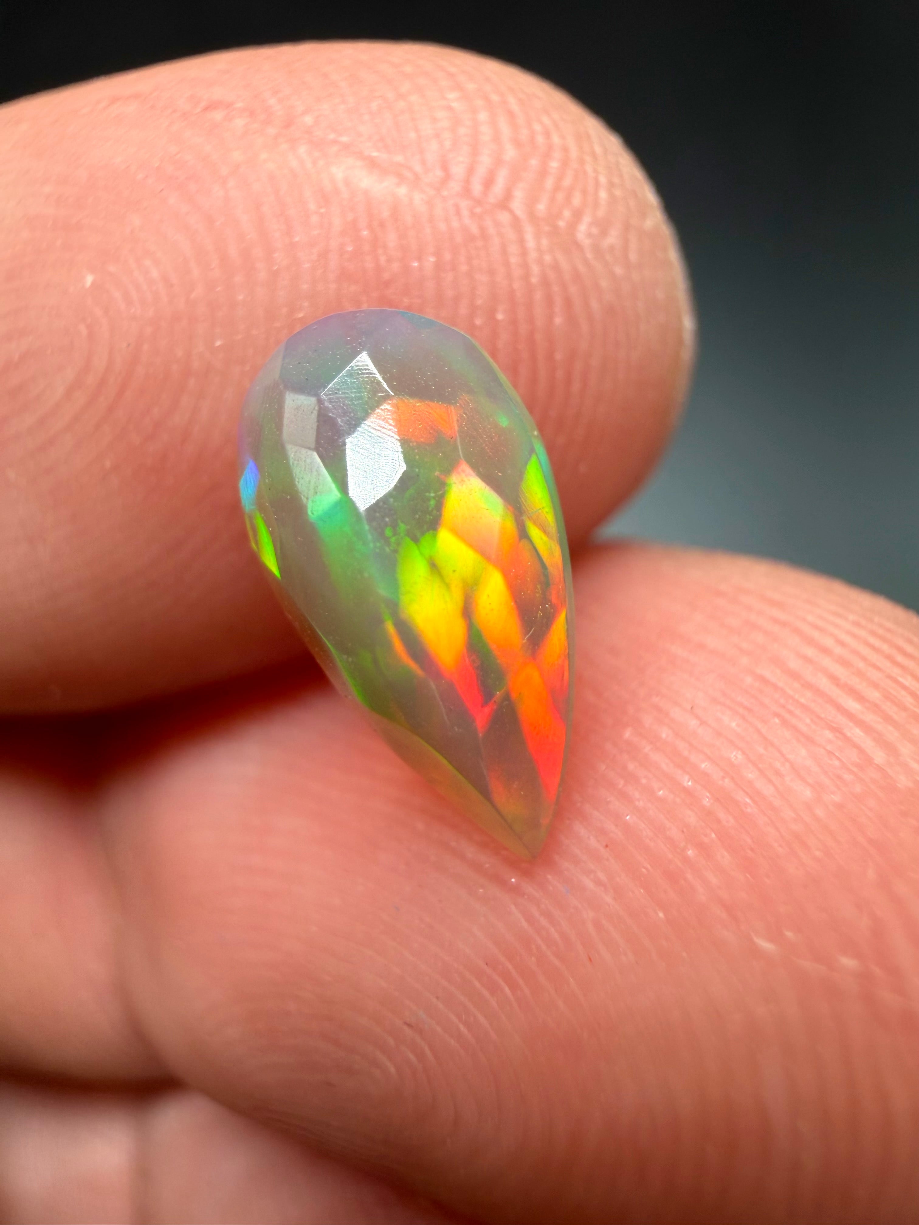 Faceted precious opal 0,8ct – Welo, Ethiopia