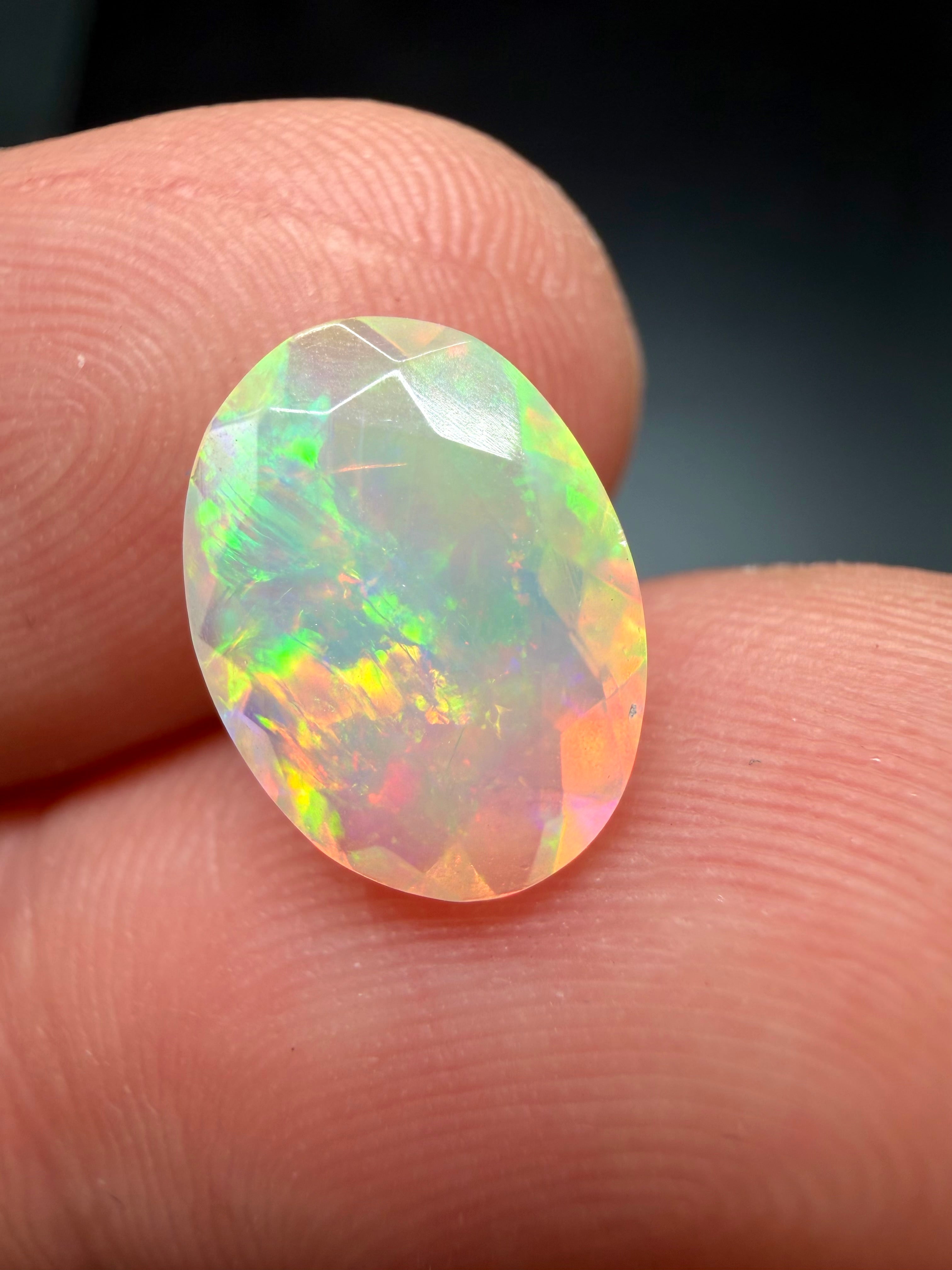 Faceted precious opal 1,8ct – Welo, Ethiopia
