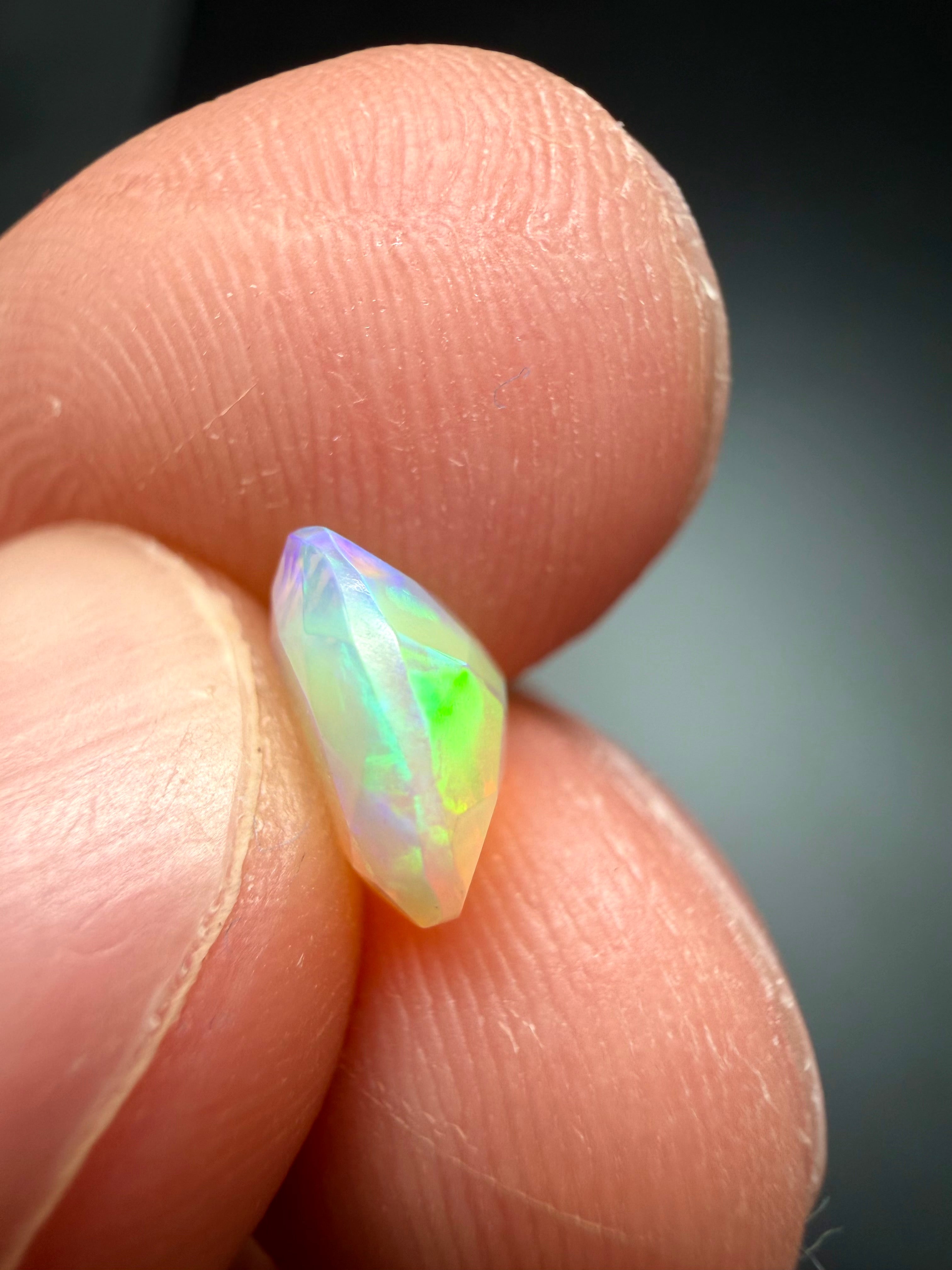 Faceted precious opal 0,9ct – Welo, Ethiopia - BOP04