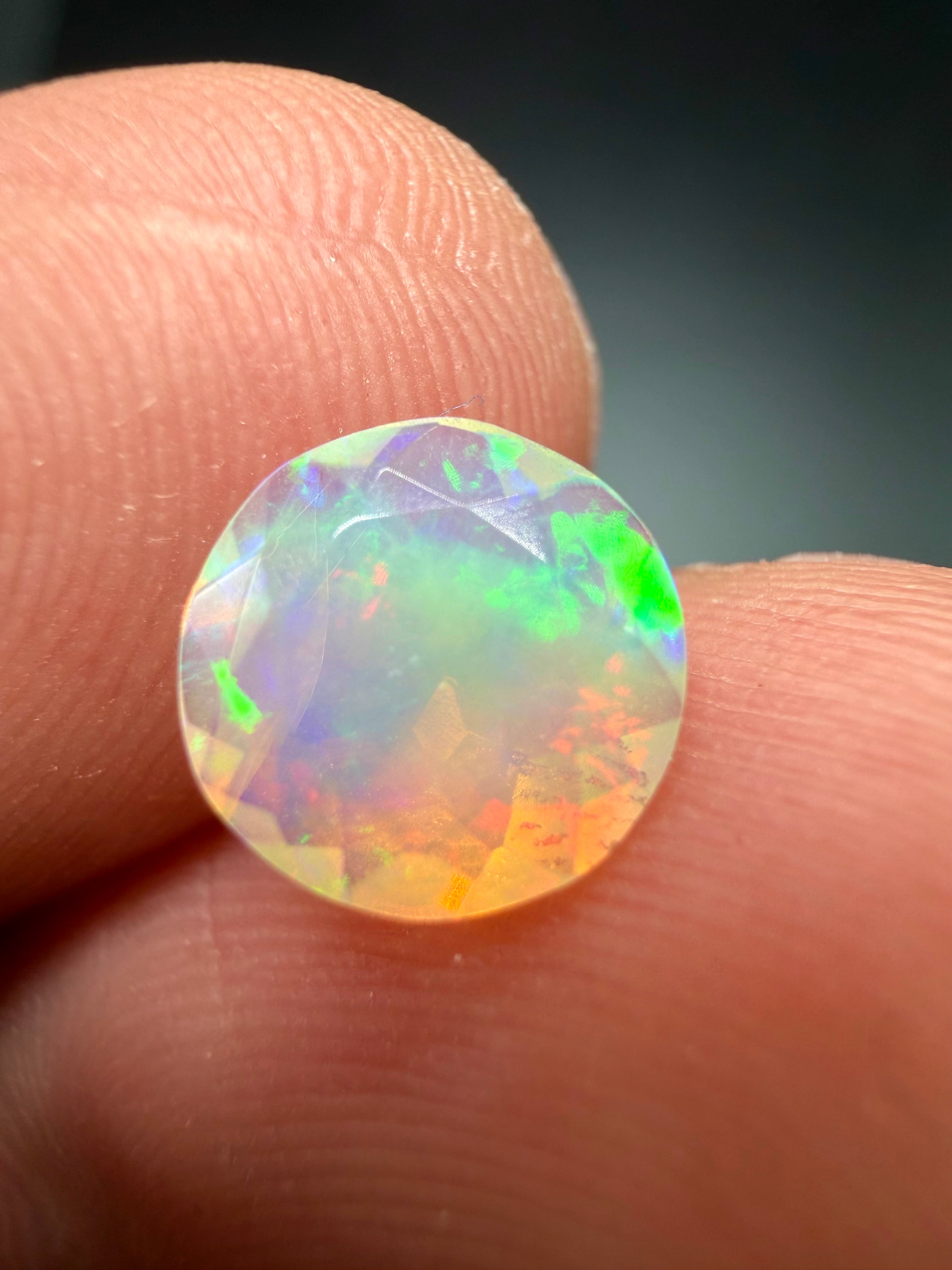 Faceted precious opal 0,9ct – Welo, Ethiopia