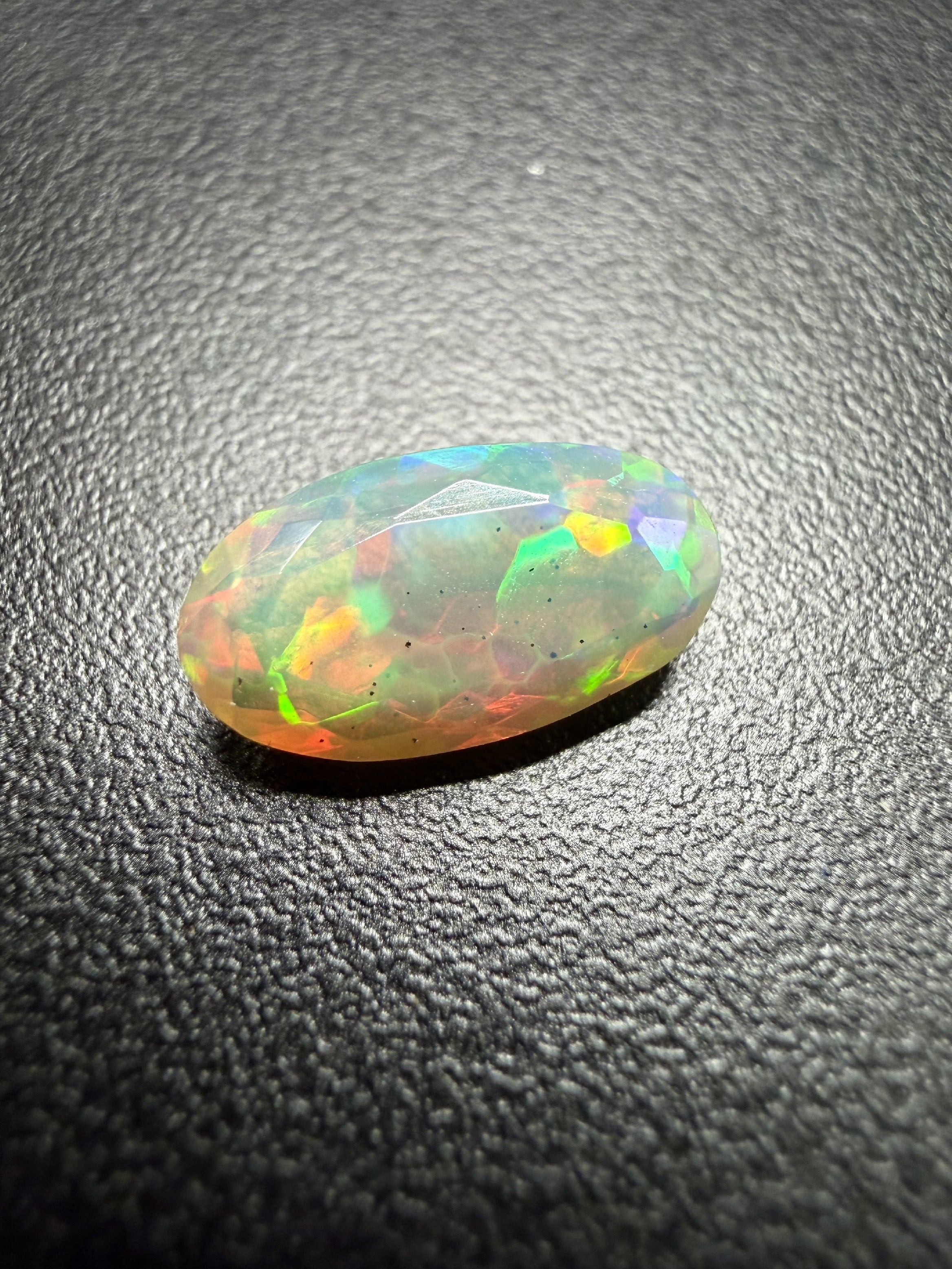 Faceted precious opal 1,5ct – Welo, Ethiopia