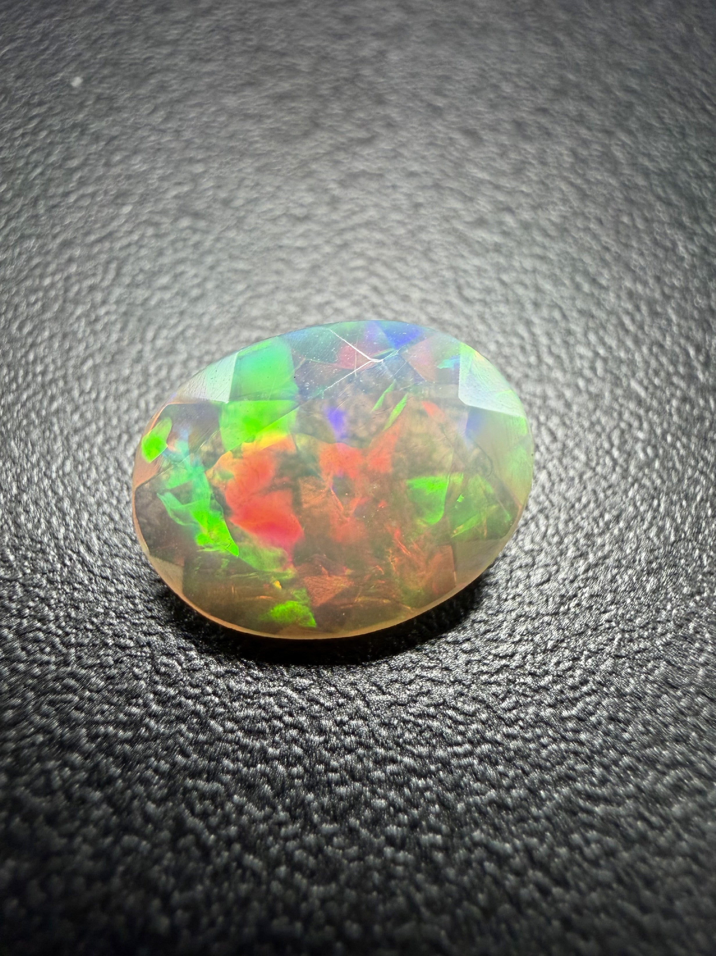 Faceted precious opal 1,5ct – Welo, Ethiopia