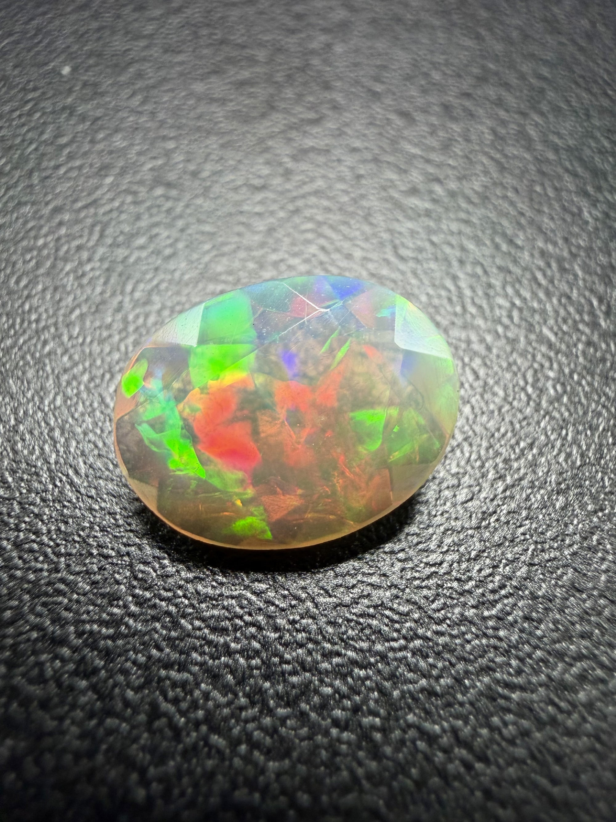 Faceted precious opal 1,5ct – Welo, Ethiopia