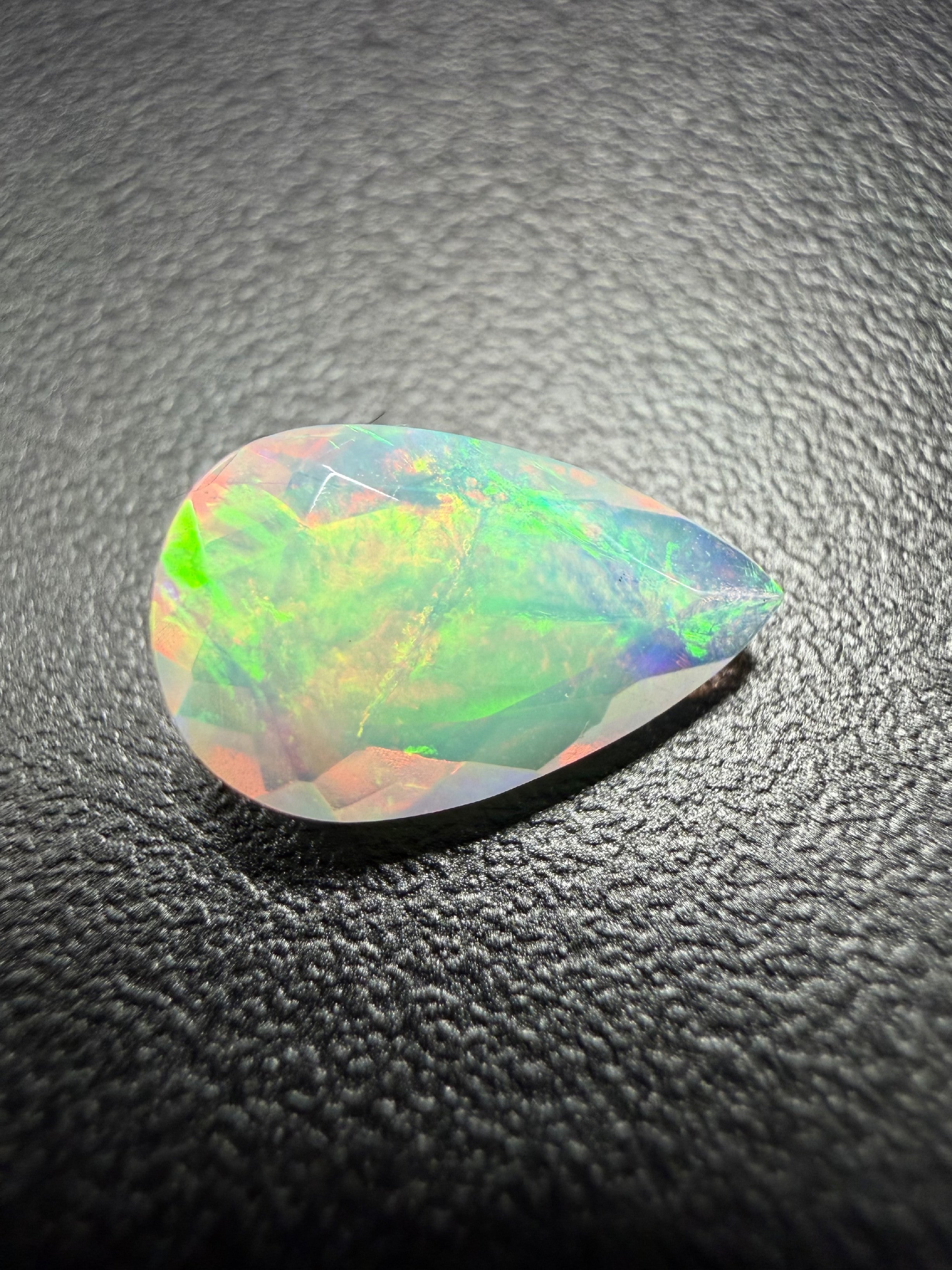 Faceted precious opal 1,35ct – Welo, Ethiopia