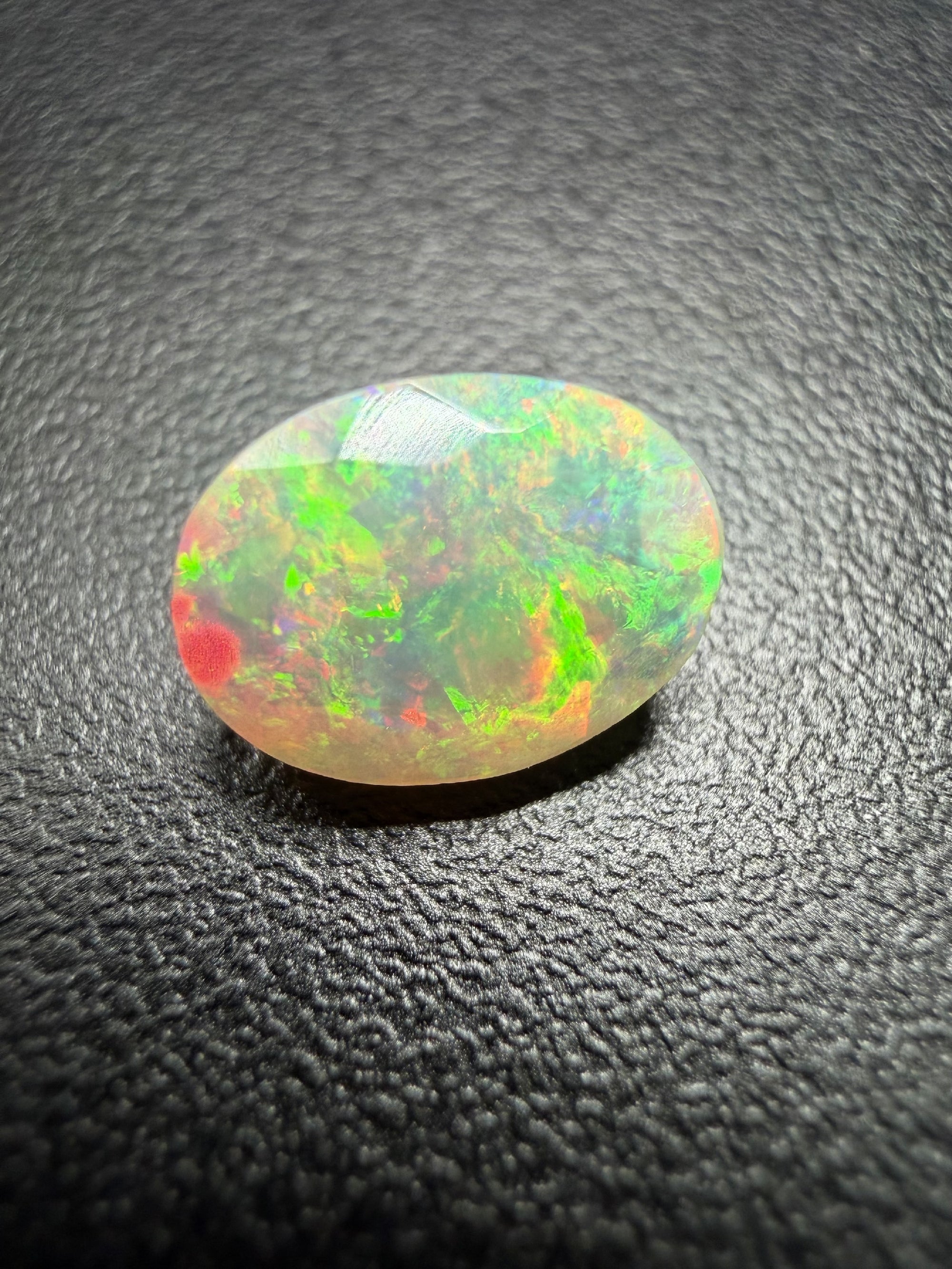 Faceted precious opal 1,03ct – Welo, Ethiopia