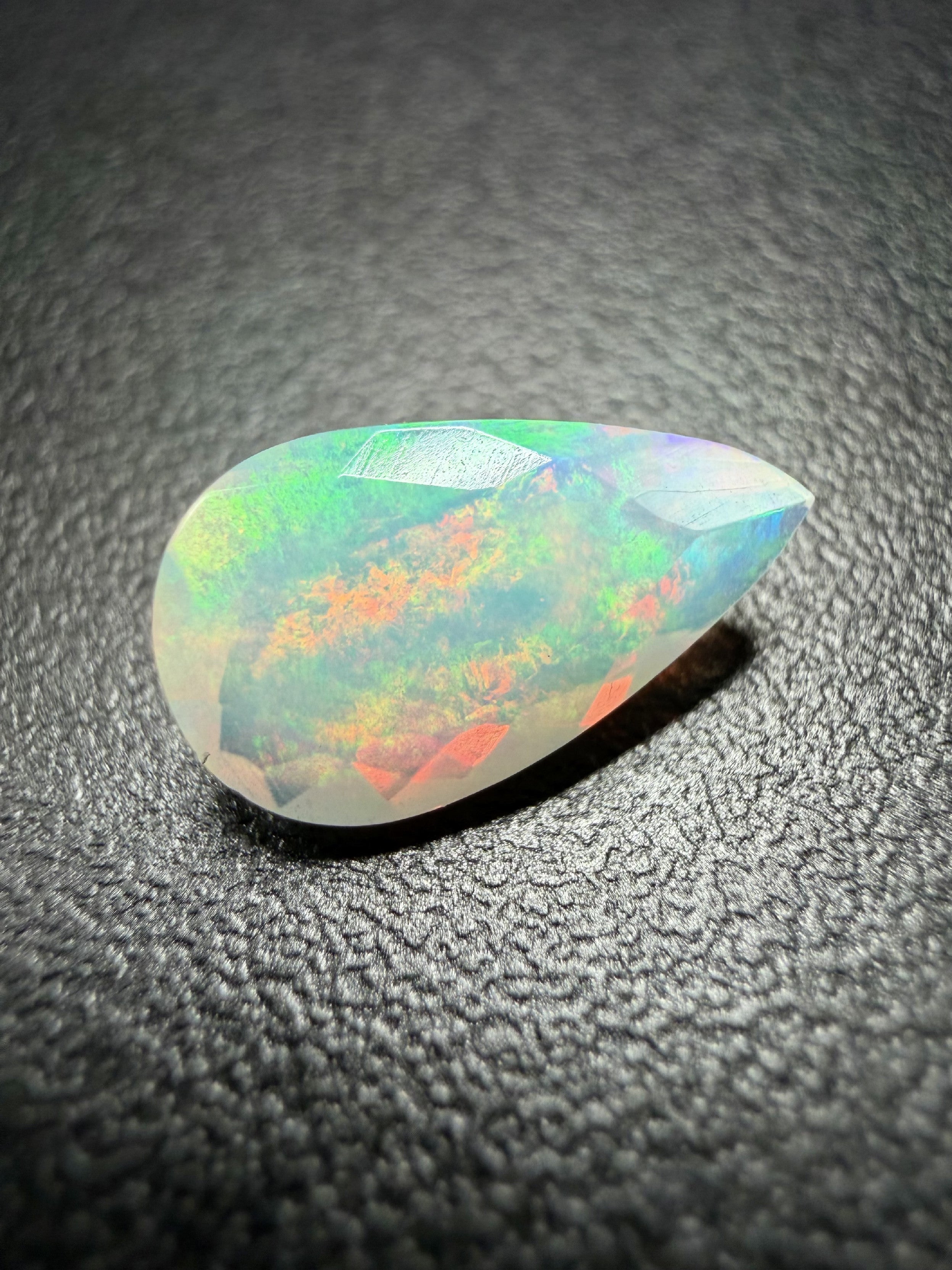 Faceted precious opal 1,2ct – Welo, Ethiopia