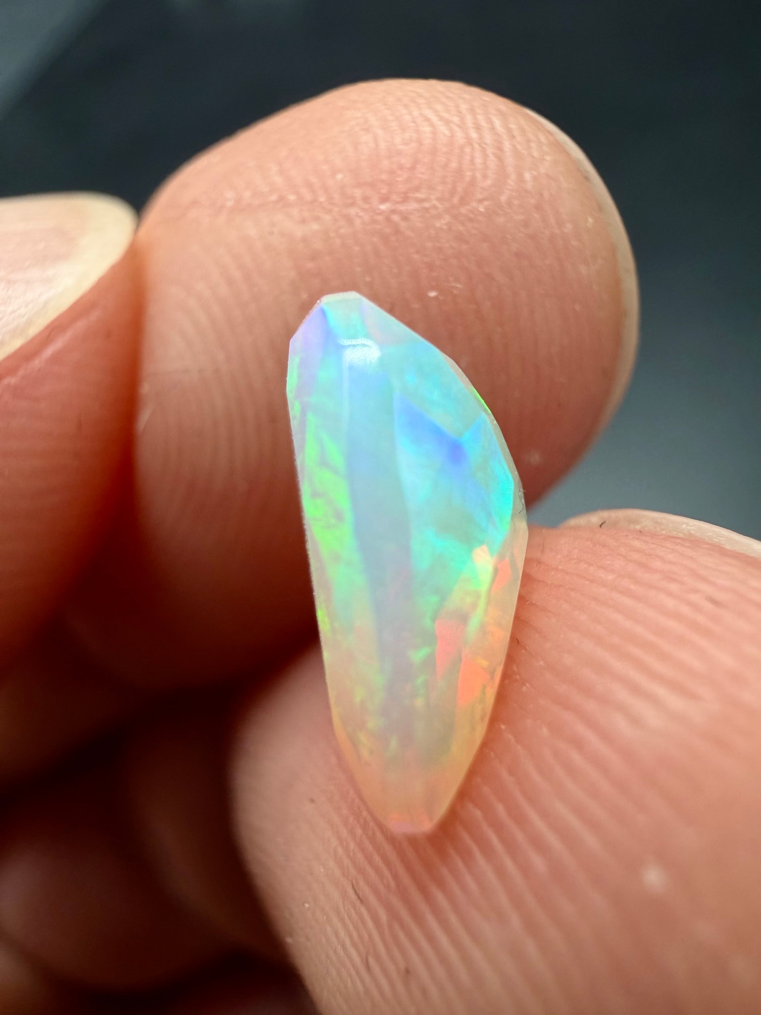 Faceted precious opal 1,5ct – Welo, Ethiopia - BOP20