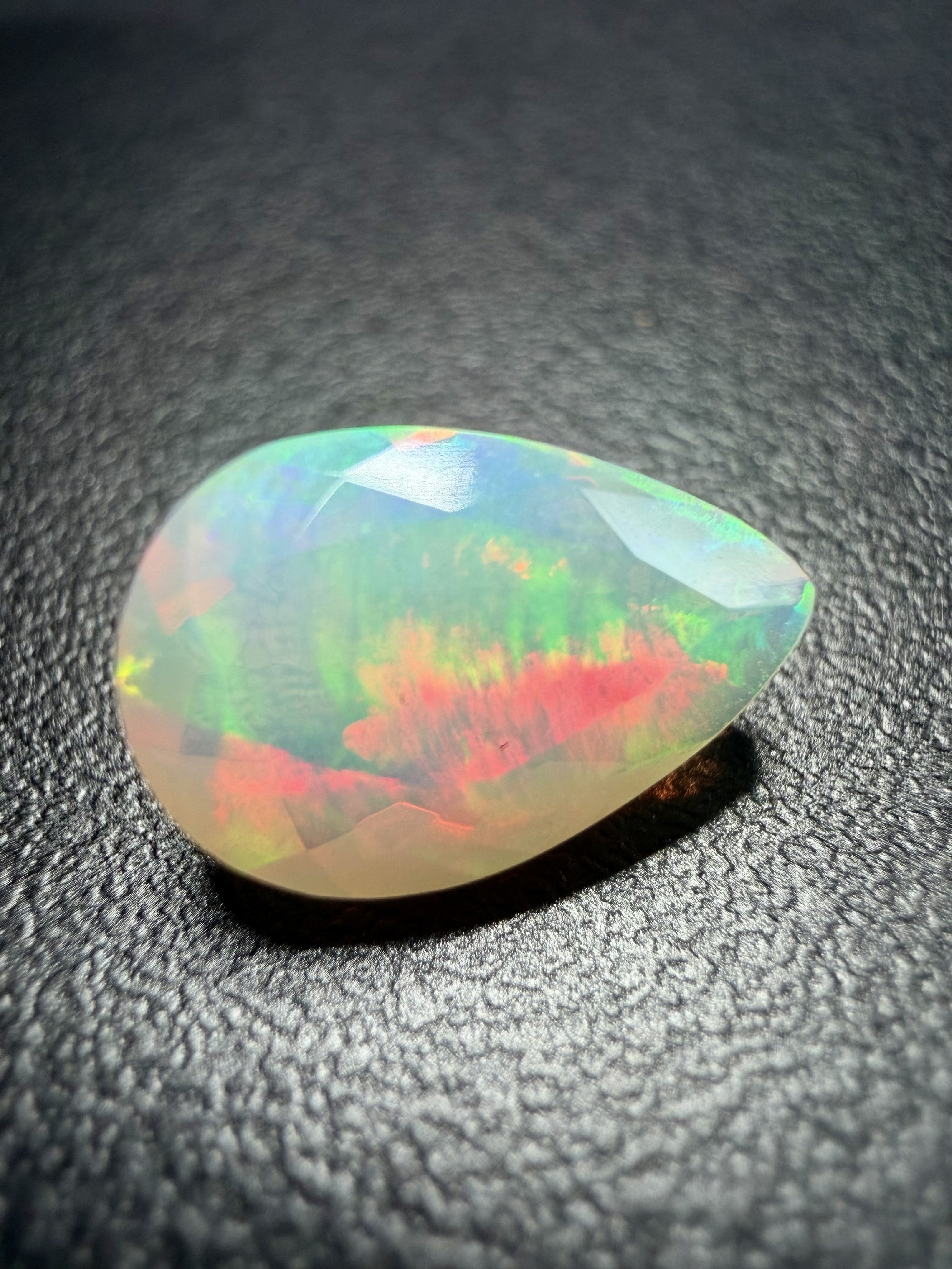 Faceted precious opal 1,5ct – Welo, Ethiopia