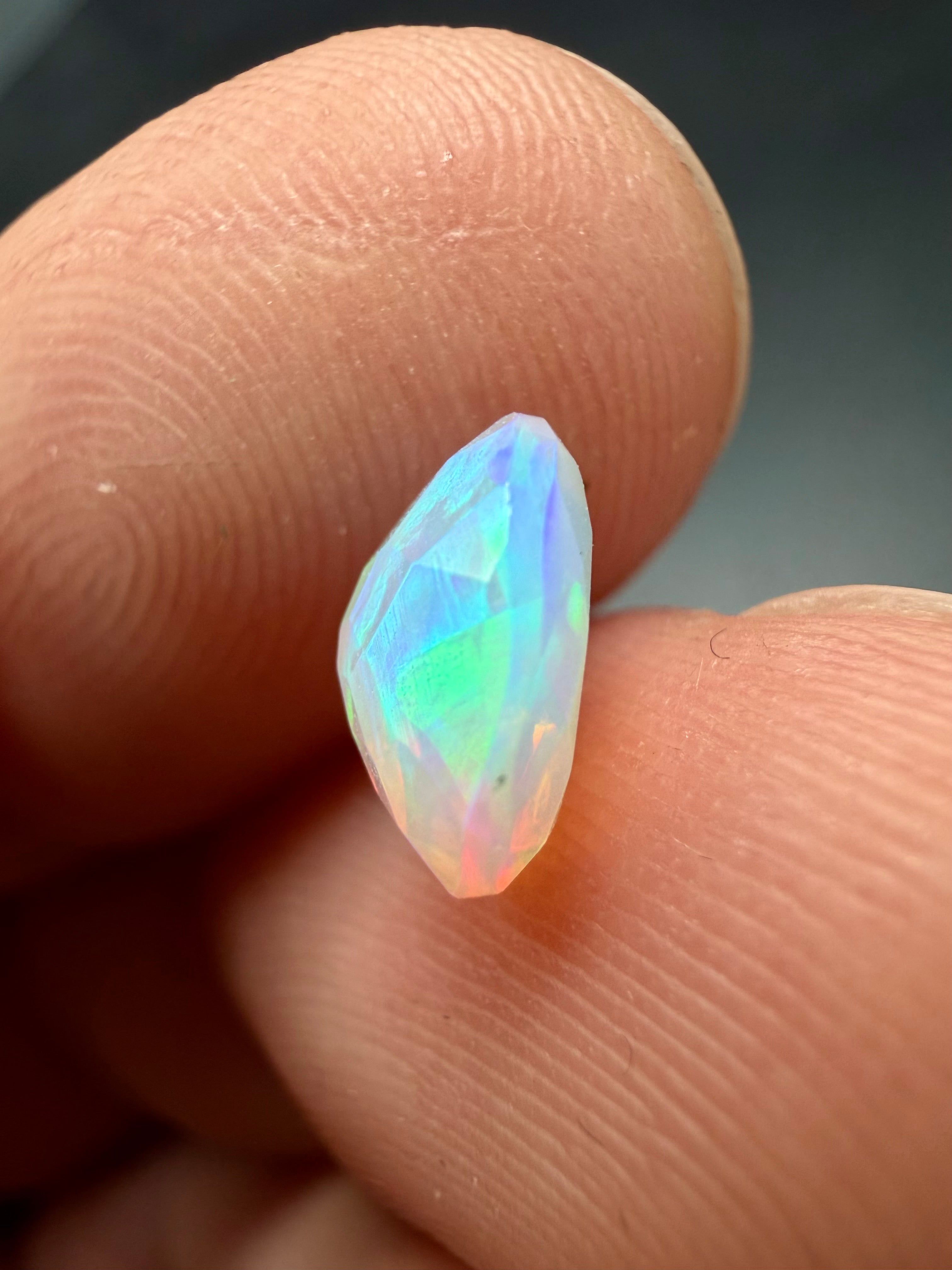 Faceted precious opal 0,9ct– Welo, Ethiopia - BOP21