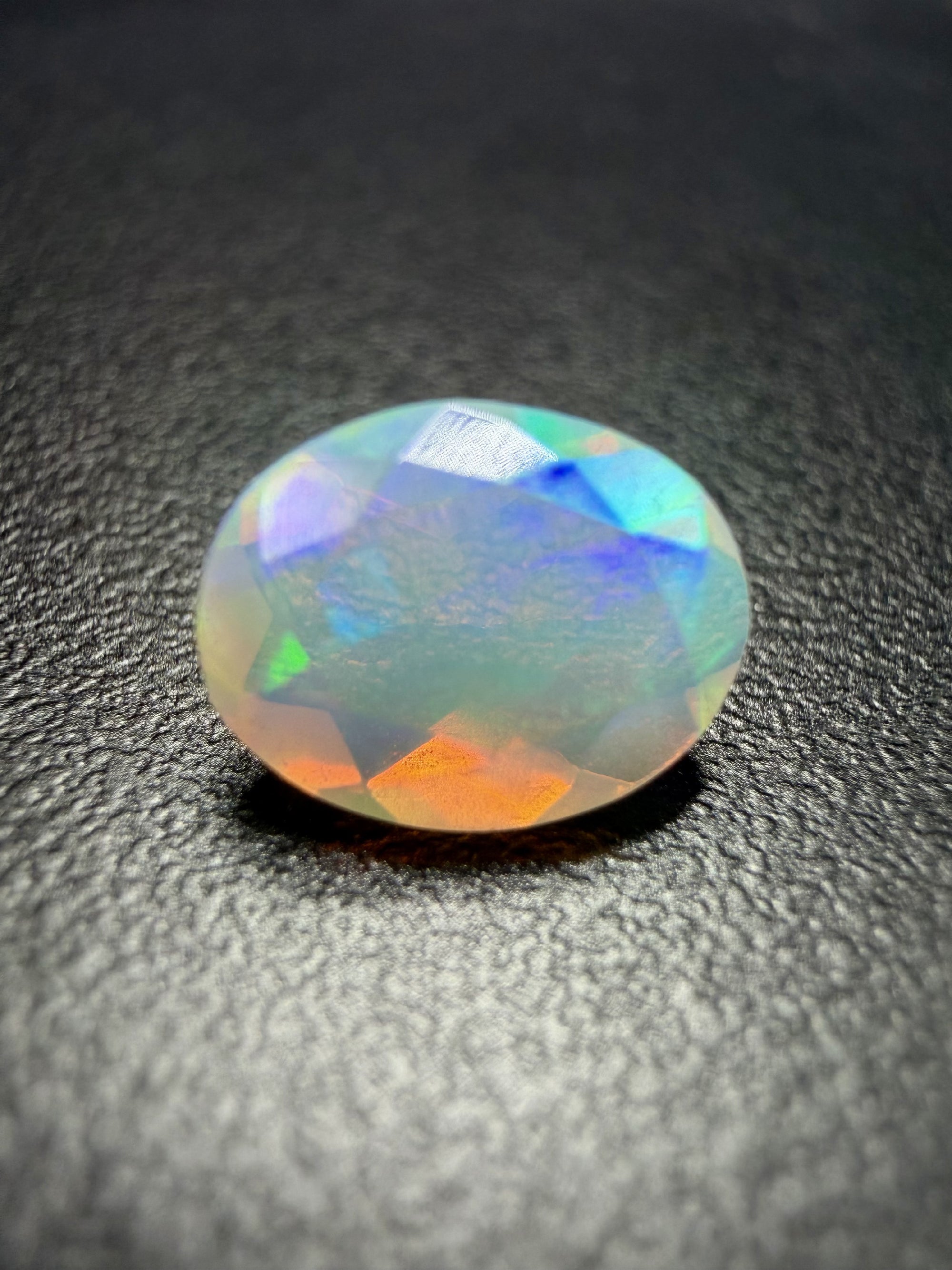 Faceted precious opal 0,9ct– Welo, Ethiopia