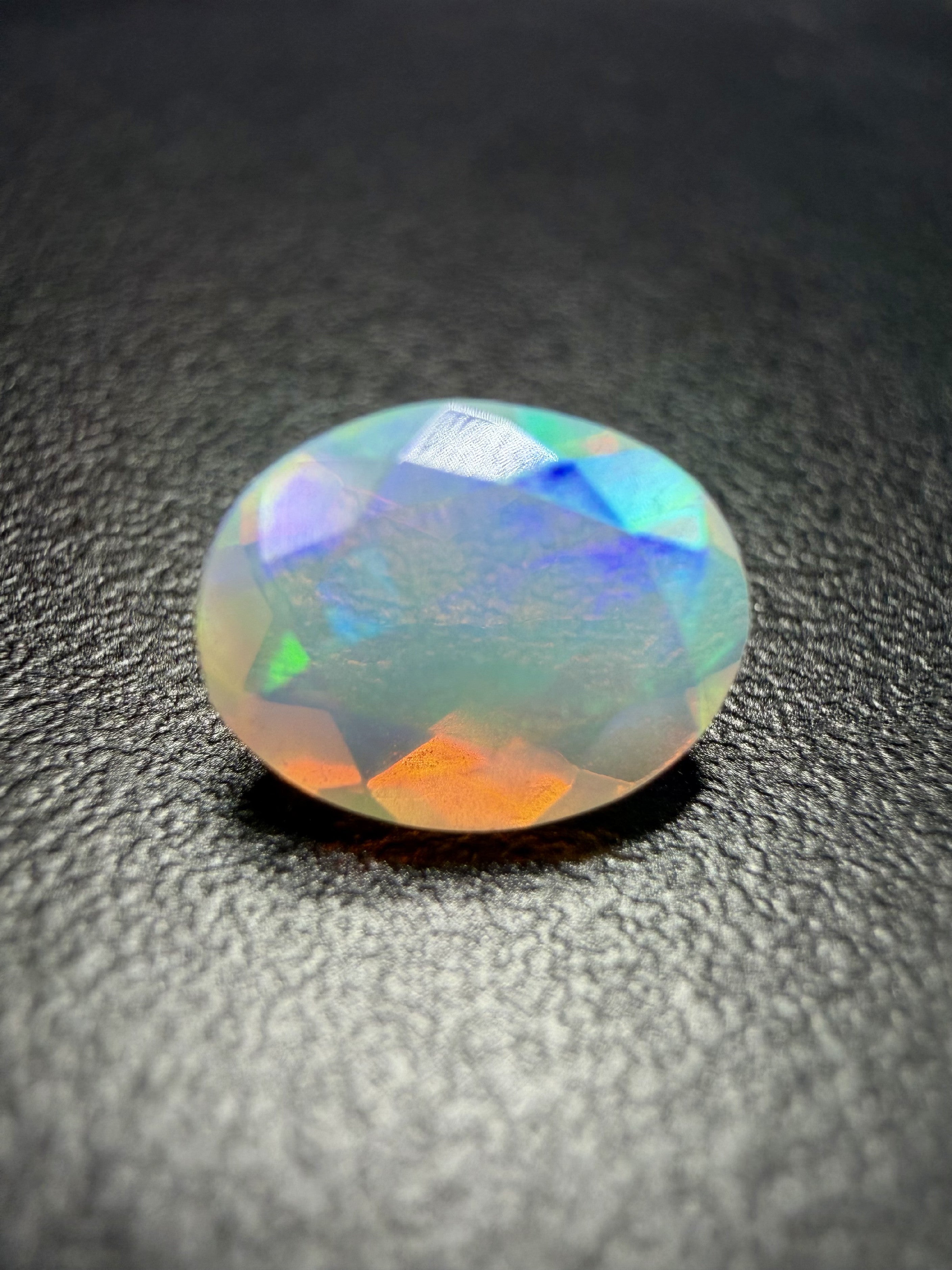 Faceted precious opal 0,9ct– Welo, Ethiopia