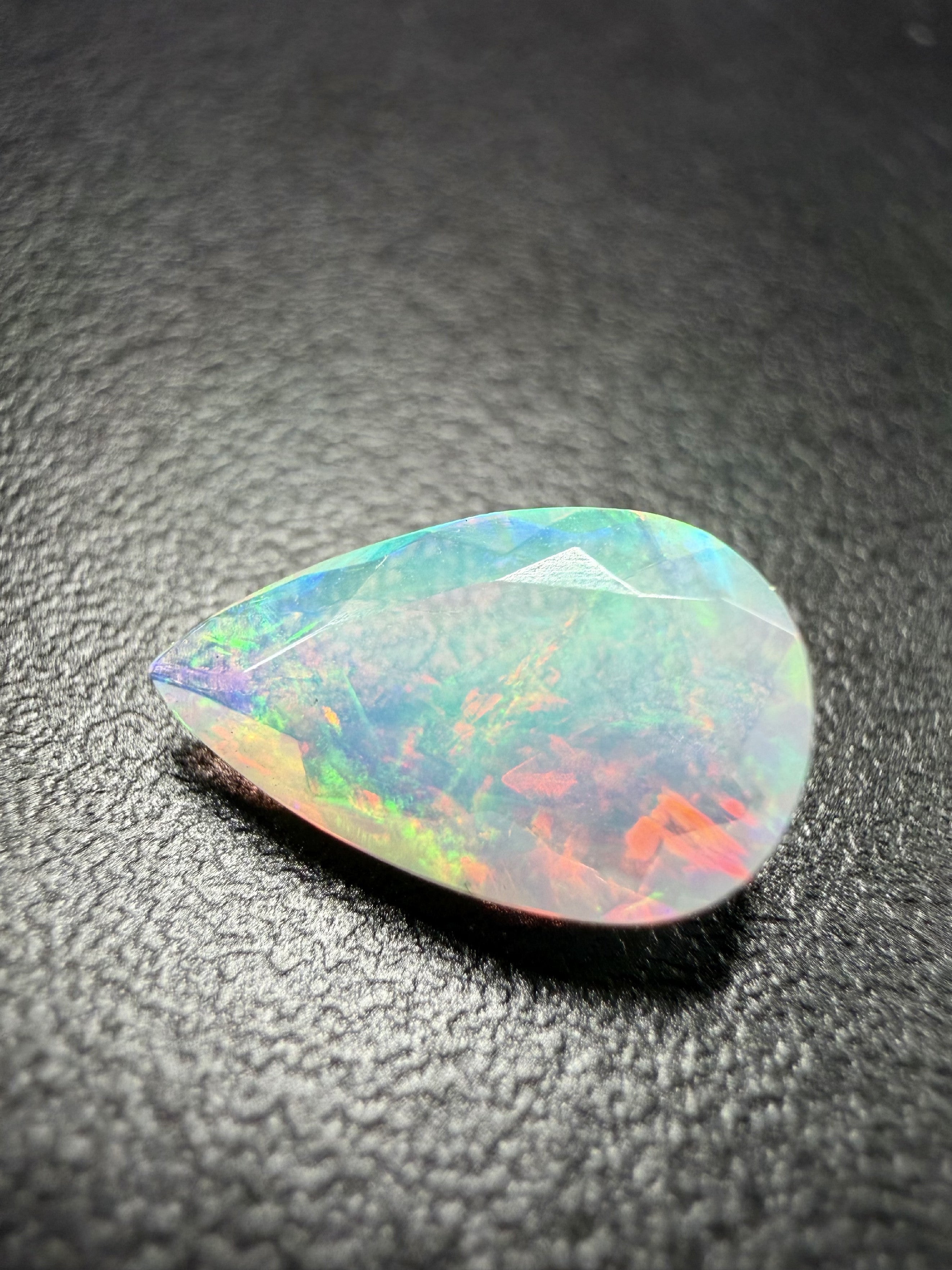 Faceted precious opal 1,05ct – Welo, Ethiopia