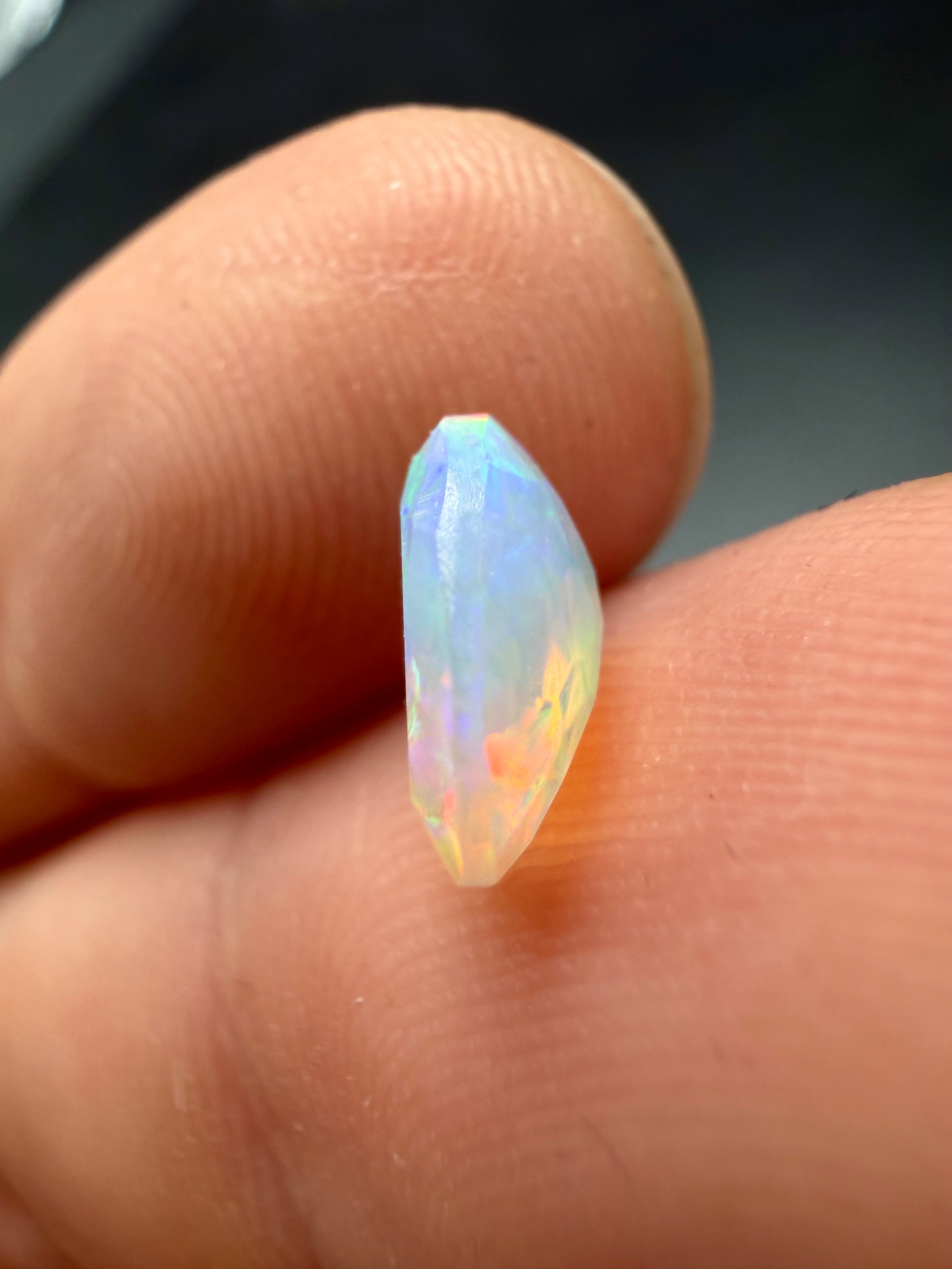 Faceted precious opal 0,94ct – Welo, Ethiopia - BOP24