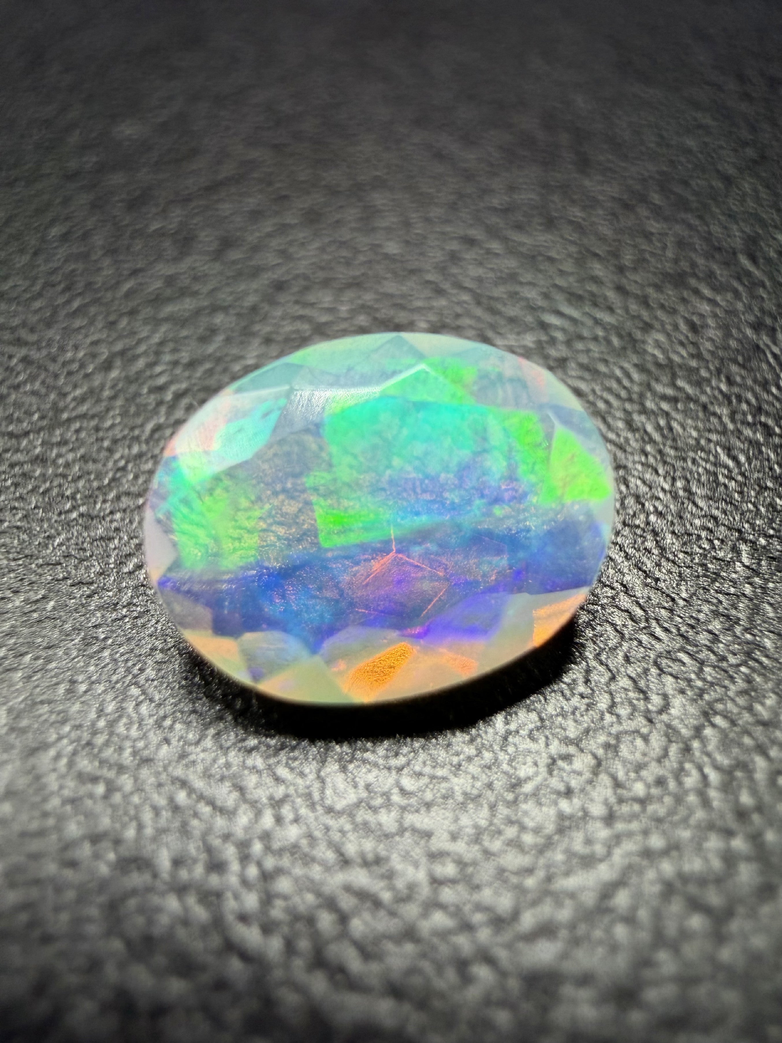Faceted precious opal 0,94ct – Welo, Ethiopia