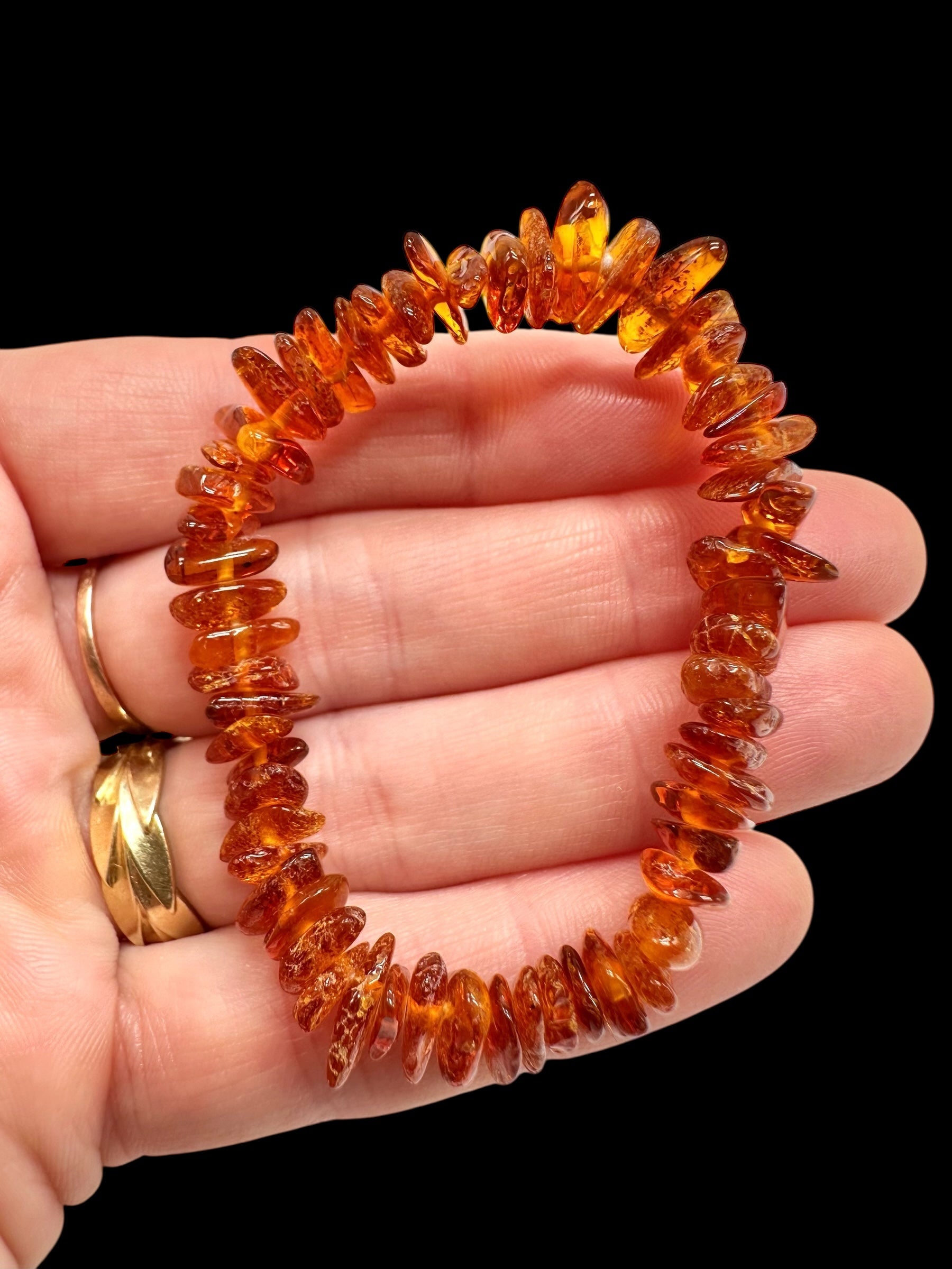 Children's bracelet made of tumbled genuine amber / dark – random piece