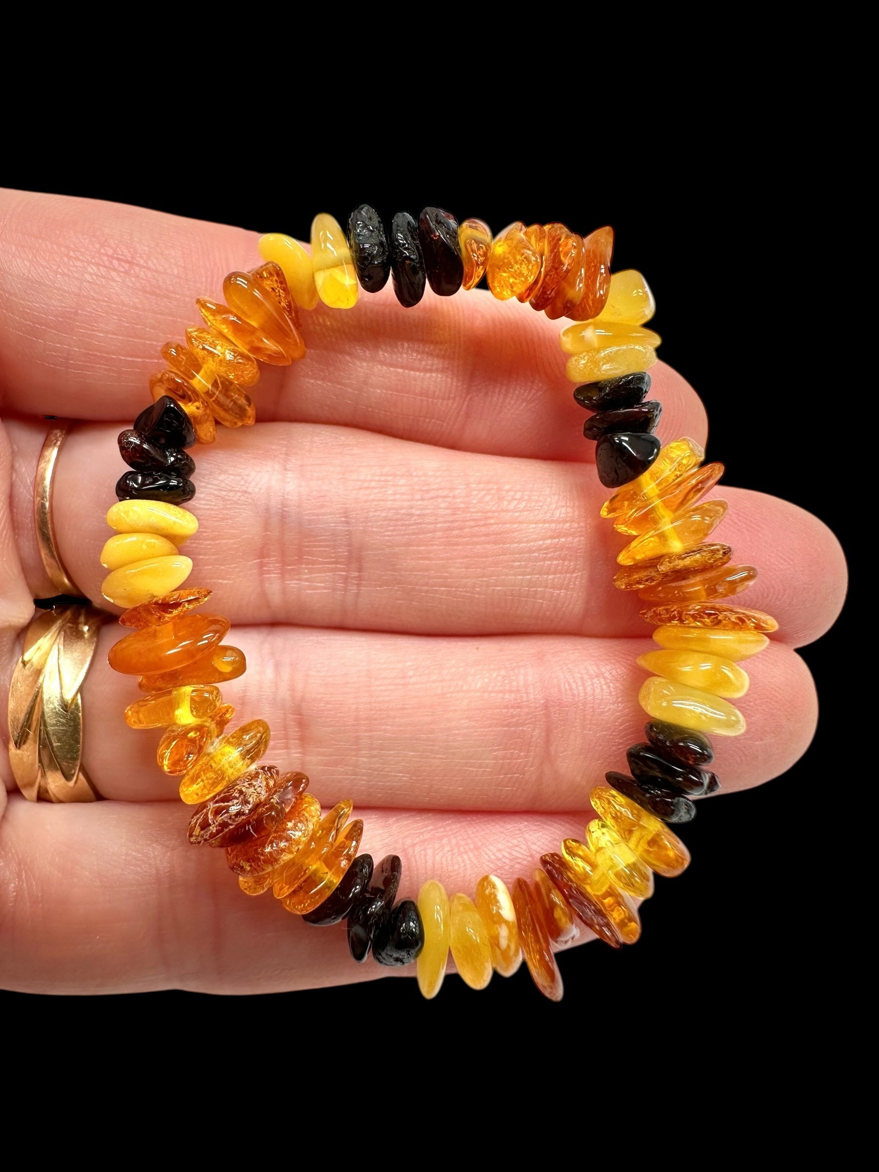 Children's bracelet made of tumbled genuine amber / mix – random piece