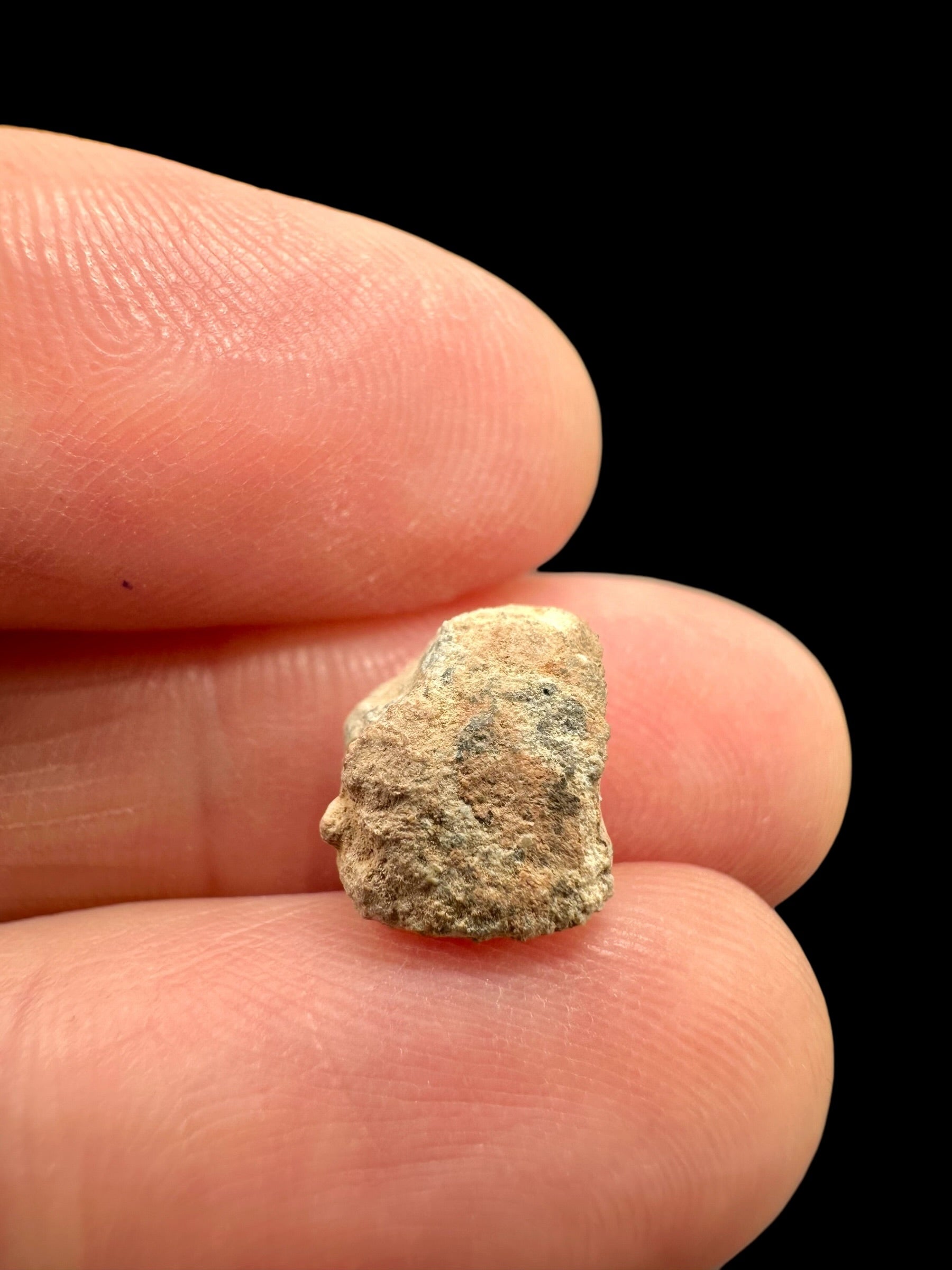 Lunar meteorite Bechar 007 – 0,7g – Algeria - MEBA94