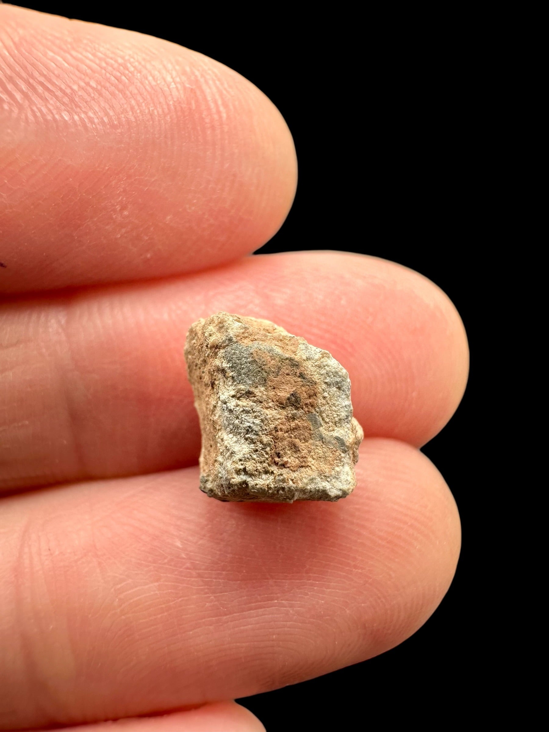 Lunar meteorite Bechar 007 – 0,7g – Algeria - MEBA94
