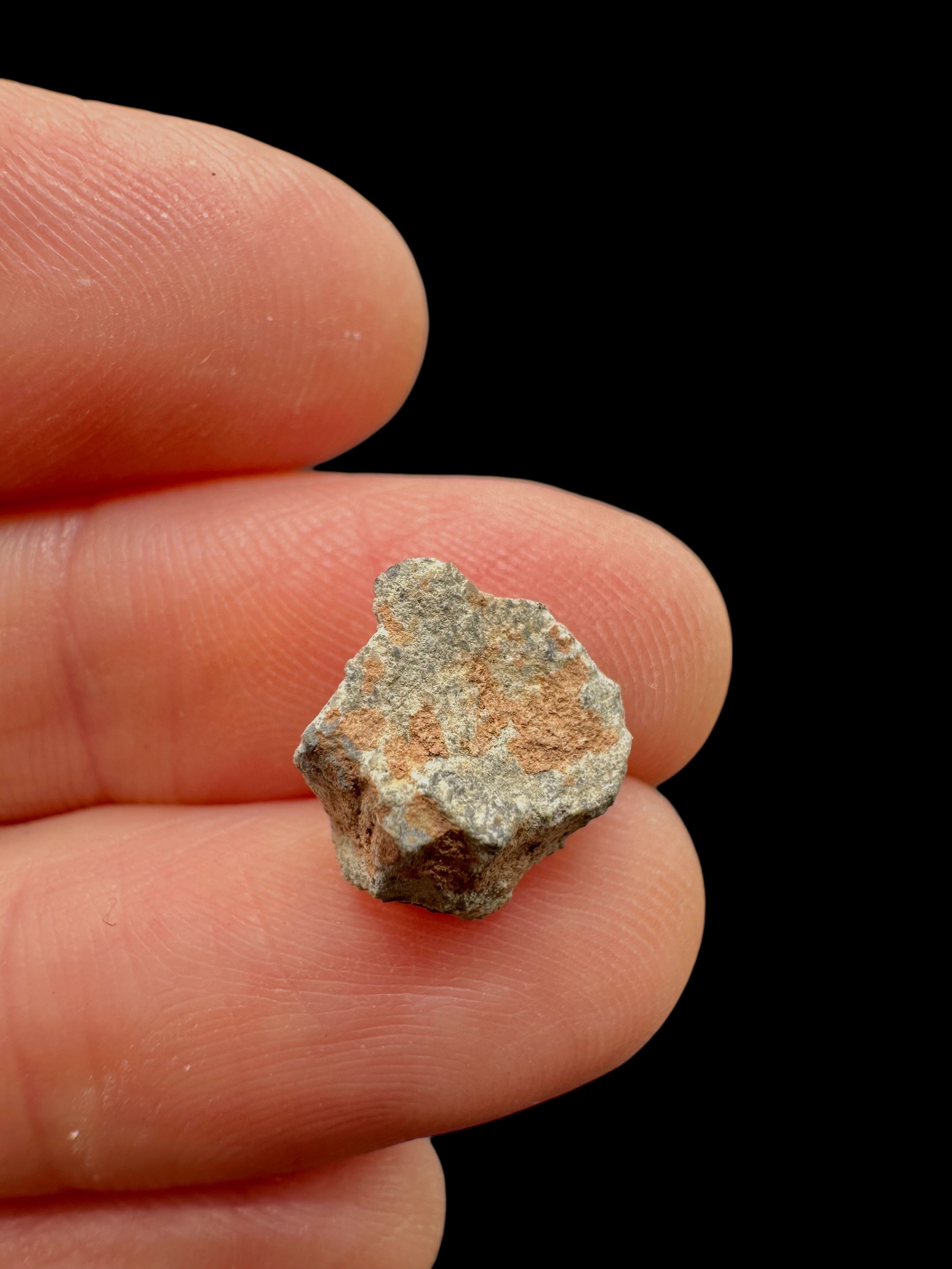 Lunar meteorite Bechar 007 – 0,6g – Algeria - MEBA109